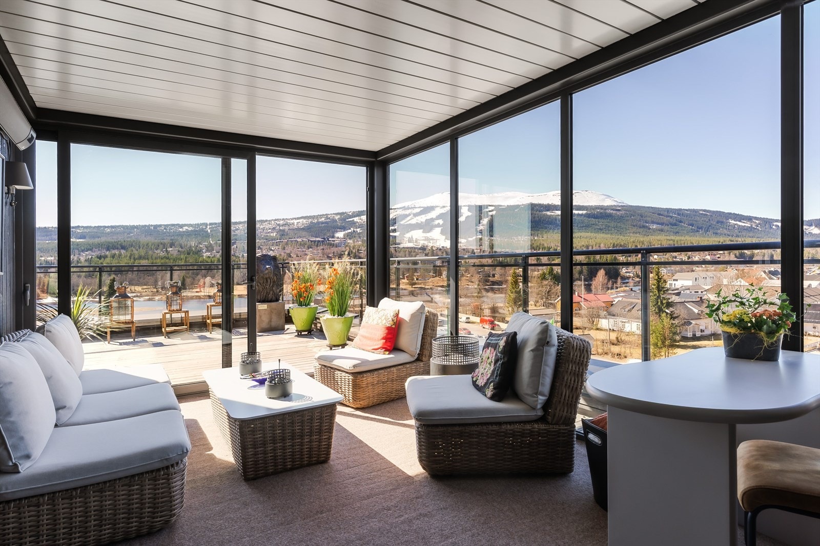 Her er det oppført en innglasset og isolert pergola på 16 kvm, med 2-lags glass, isolert tak og dobbel skyvedør. Galleribilde