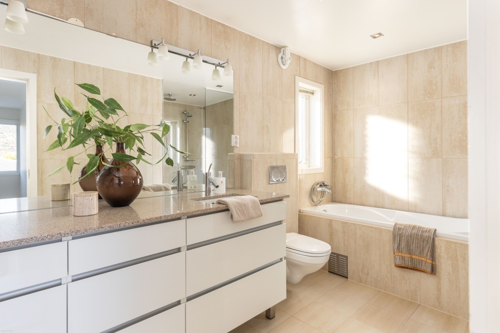 Badet i øverste etasje er romslig og godt tilpasset hverdagen. Innredet med dobbel servant, badekar, dusj og toalett, en løsning som gir fleksibilitet i bruk. Galleribilde