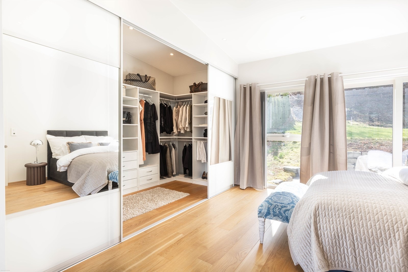 Hovedsoverommet åpner seg med god takhøyde og store vindusflater som slipper lyset inn og gir rommet en rolig karakter. Galleribilde