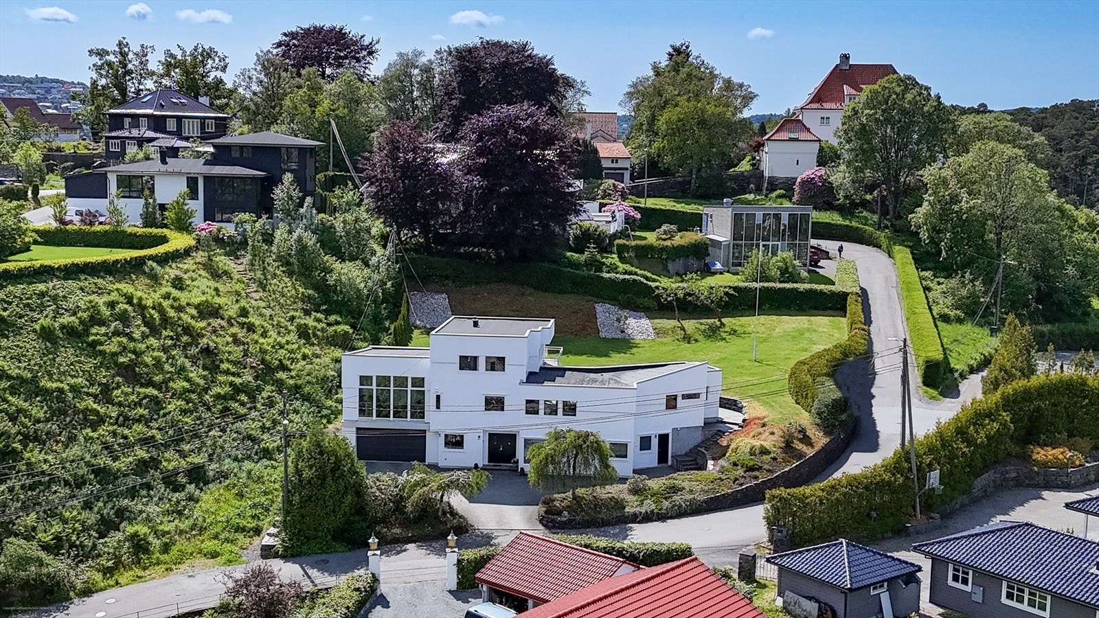 Lett hevet i terrenget ligger boligen rolig plassert, med linjer og volum som gir et gjennomført og avklart uttrykk. Galleribilde