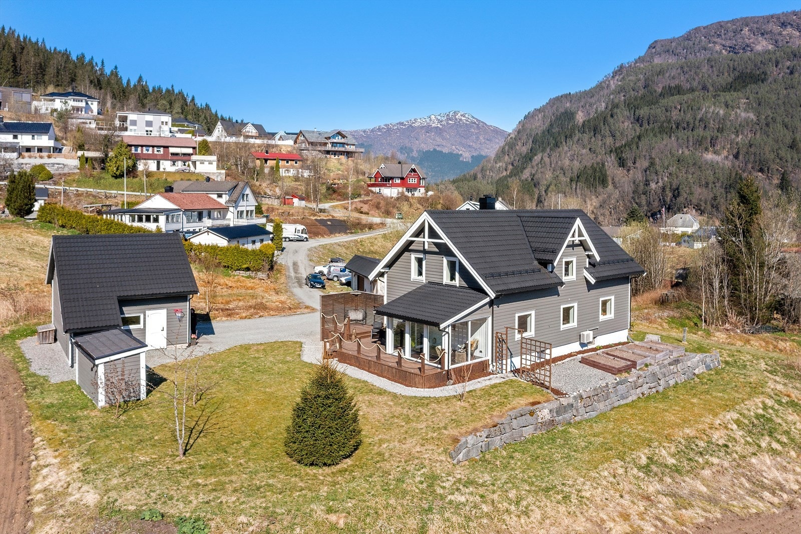 Velkommen til Sundsdalen 31! Ein familievennleg einebustad med dobbelgarasje og stor, opparbeidd tomt. Foto: Vidar Helle v/ Diakrit Galleribilde