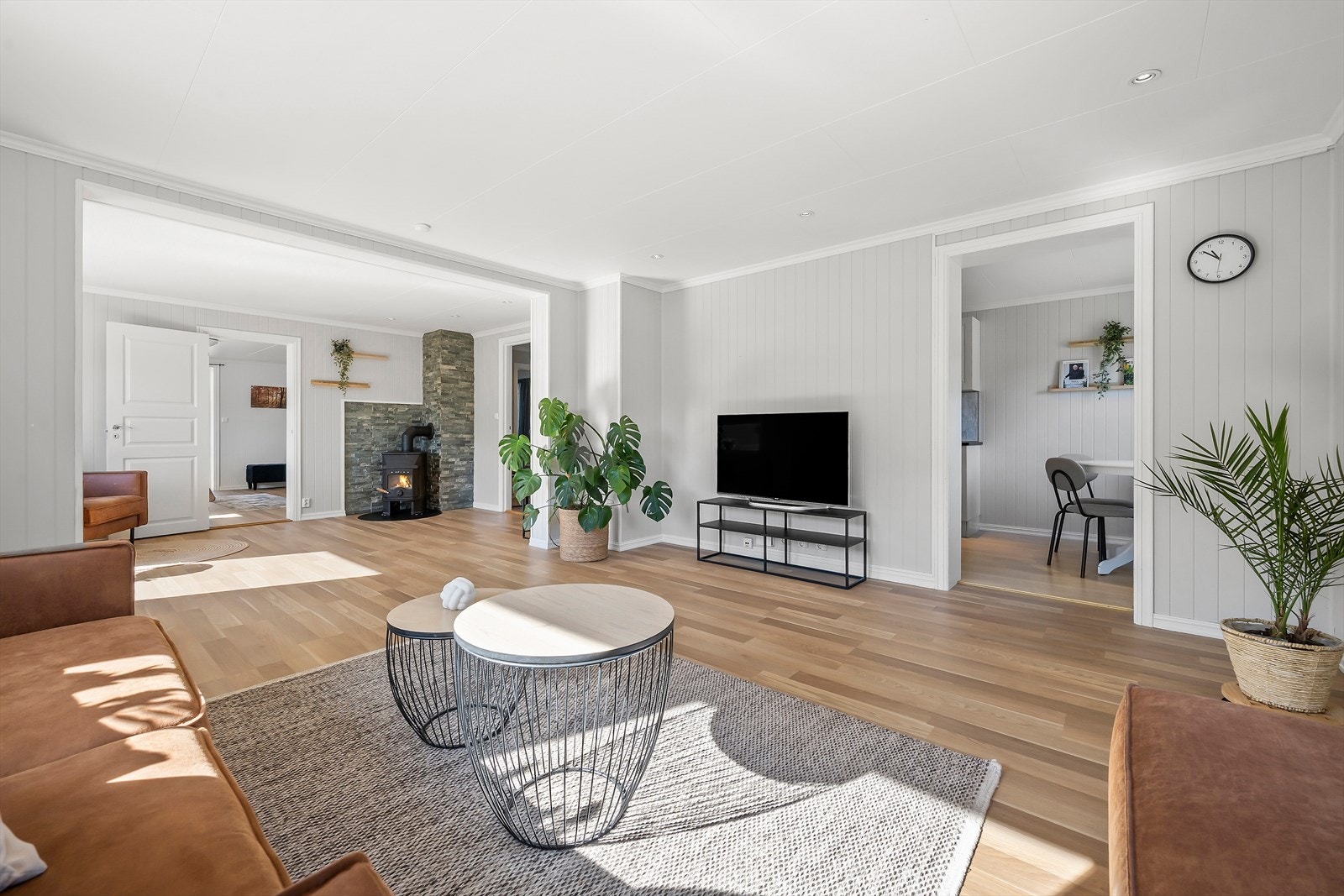 Lys og kjekk stove som er inndelt i fleire soner. Galleribilde
