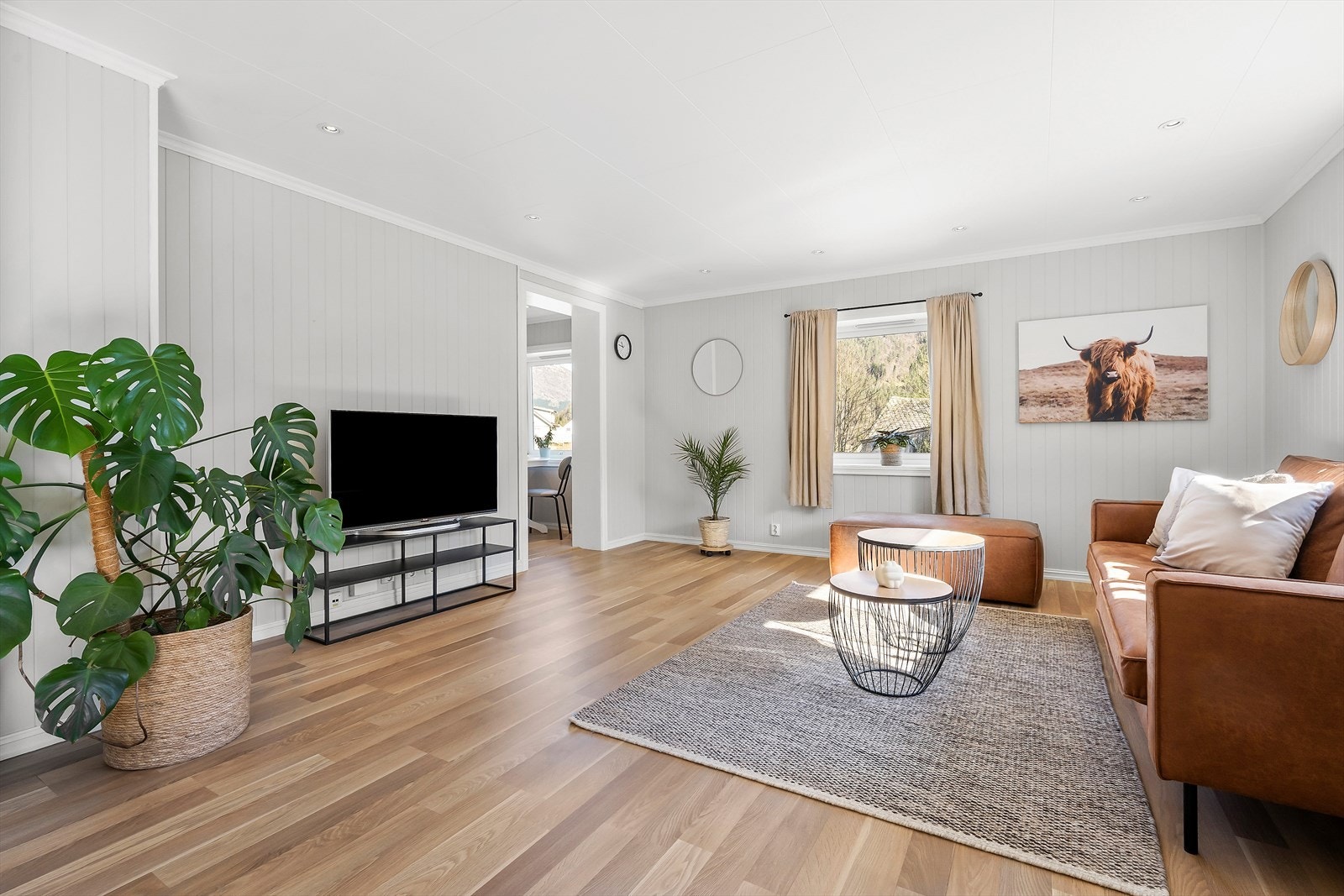 Stova gir god plass til både sofagruppe og anna møblering. Galleribilde