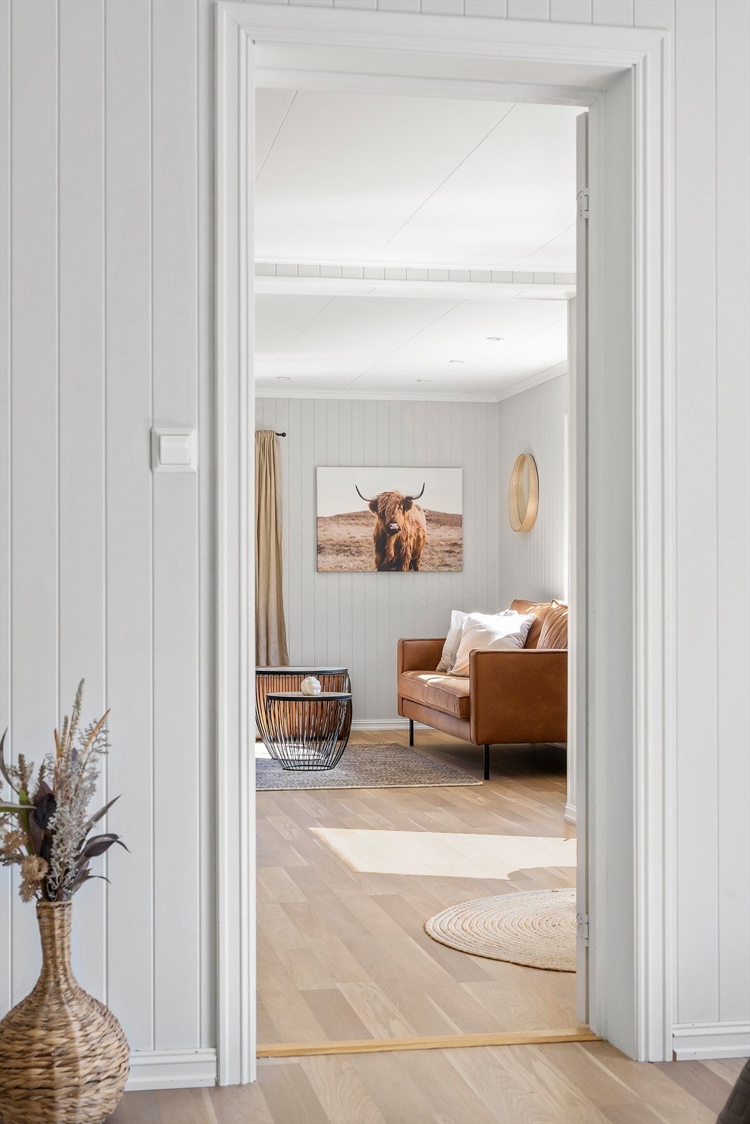 Gjennomgåande materialval og fargar skaper ein heilskapleg stil. Galleribilde