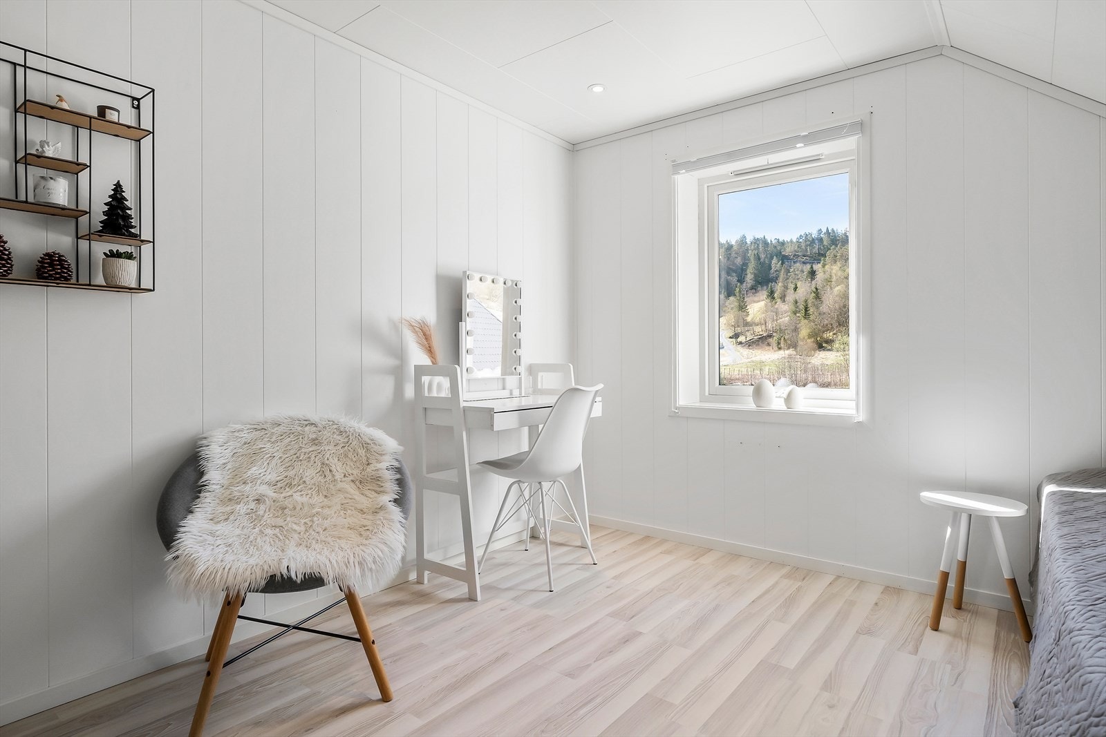 Lyse overflater og vindauge som slepp inn naturleg lys. Galleribilde