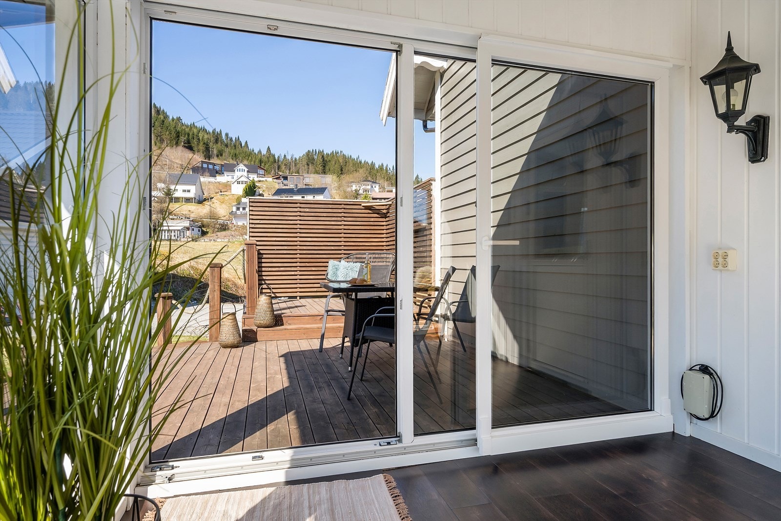 Frå vinterhagen er det skyvedør ut til den sørvende terrassen. Galleribilde