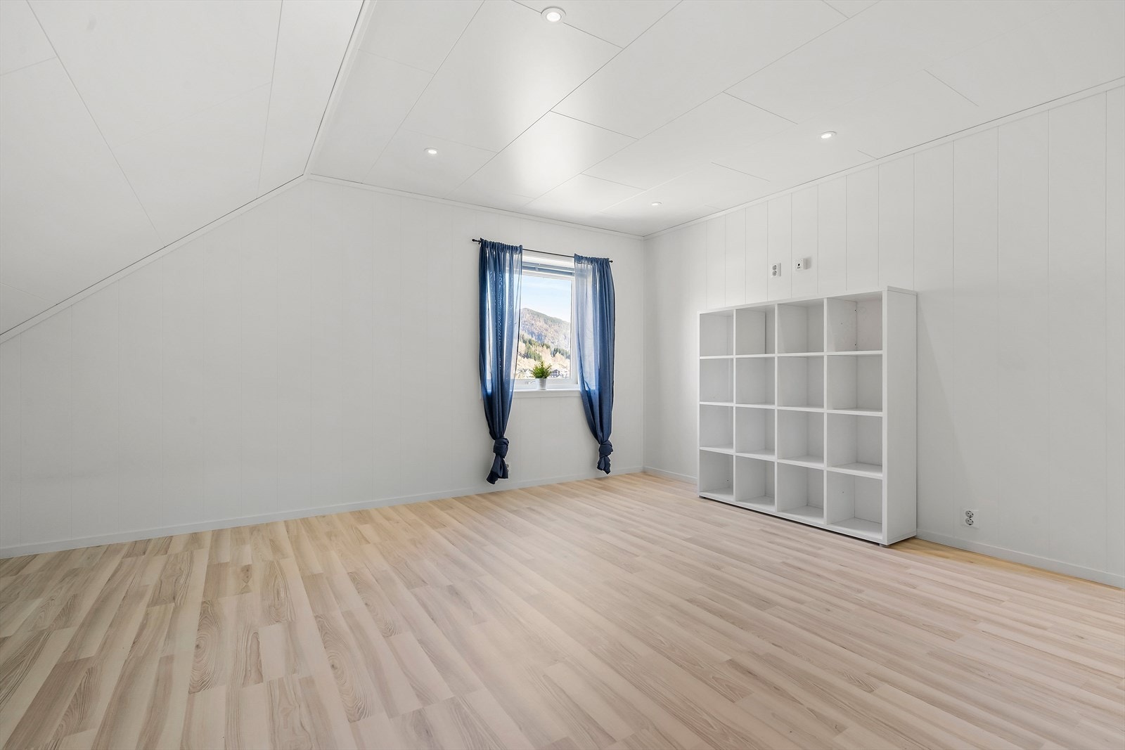 Det største soverommet i overetasjen er av god størrelse. Her er et inngang til walk-in garderobe. Galleribilde