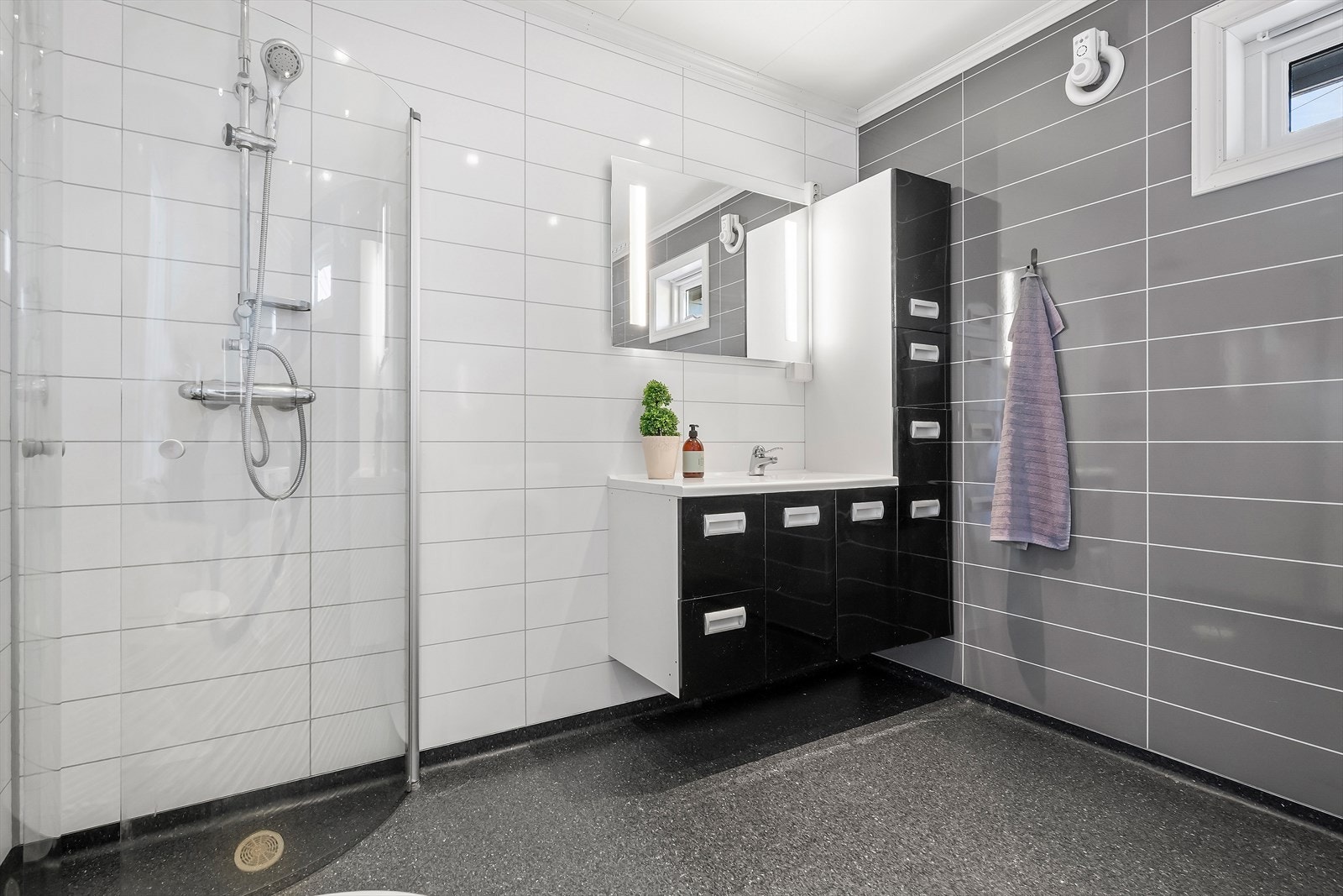 Bad/vaskerom med varmekabel i golvet, våtromspanel på veggane og opplegg for vaskemaskin. Galleribilde