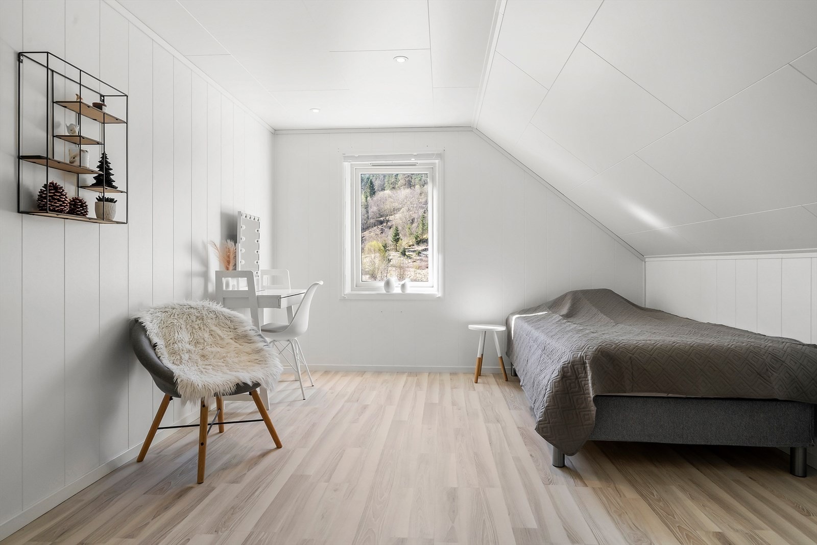 Soverom i overetasjen med god plass til seng og arbeidsplass. Galleribilde