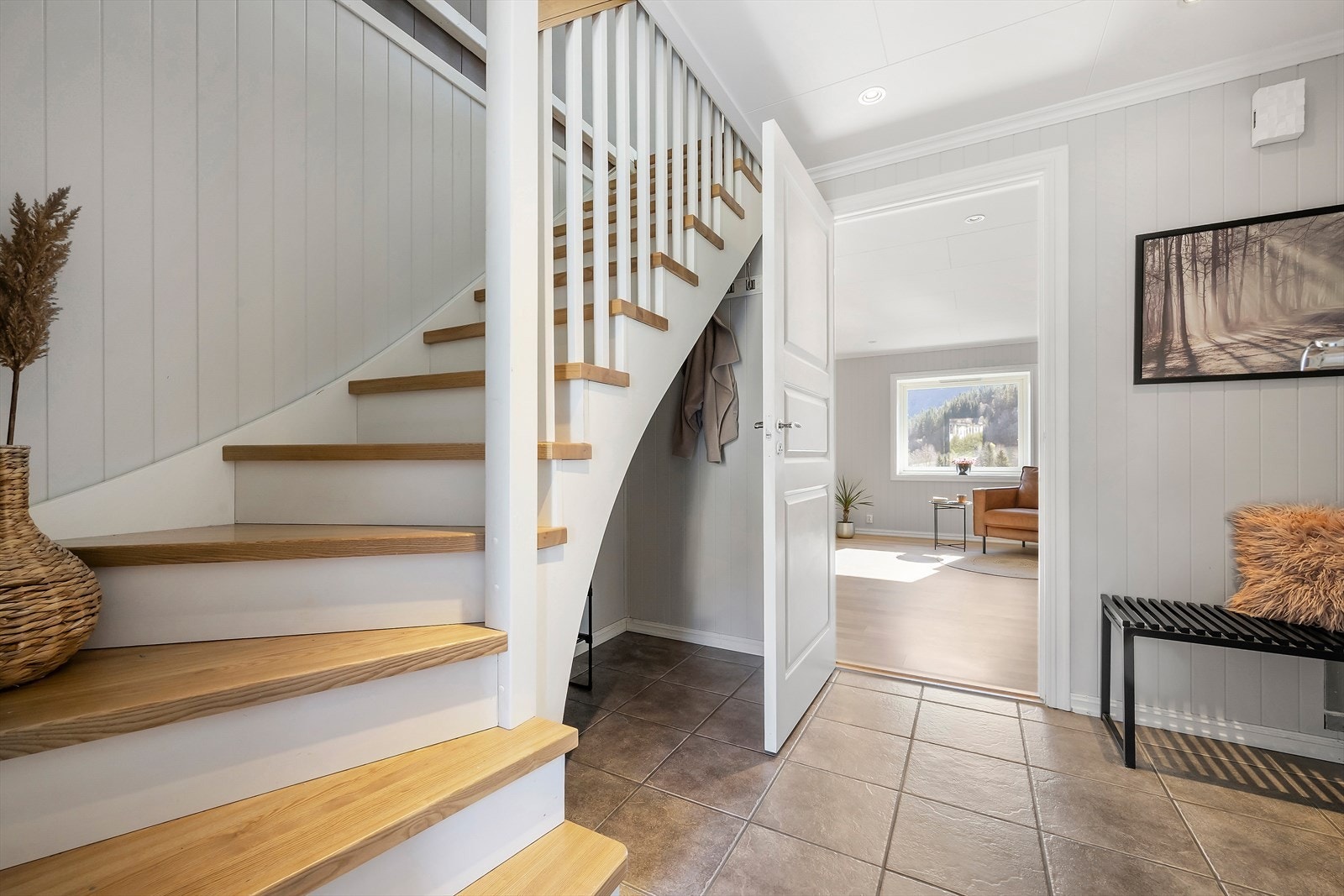 Frå gangen leier ei trapp med eiketrinn og malte vangar, opp til loftsetasjen. Galleribilde
