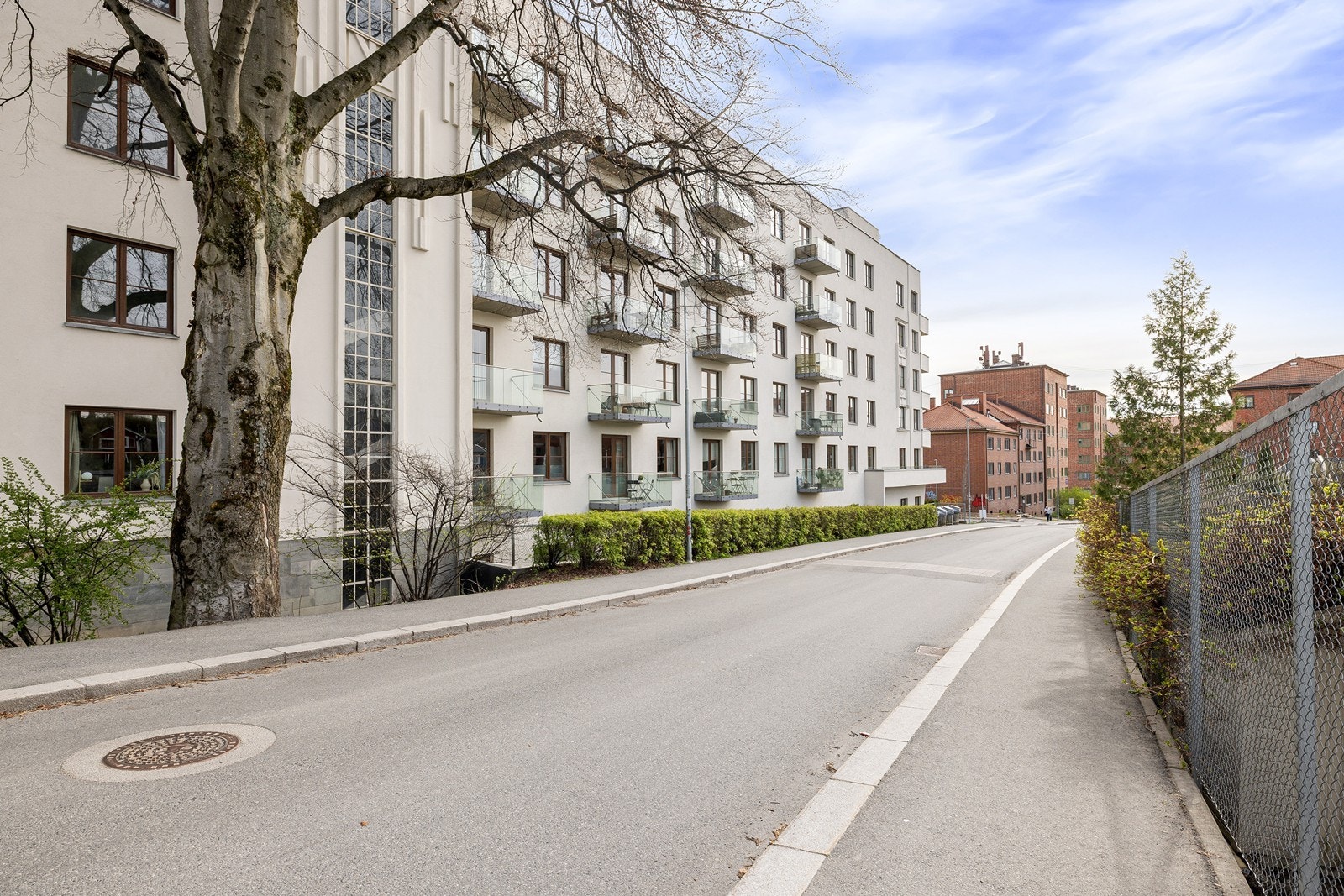 Leiligheten har en sentral beliggenhet på Rosenhoff. Det er ikke lov å parkere langs veien utenfor leiligheten, noe som gir et rolig nabolag Galleribilde