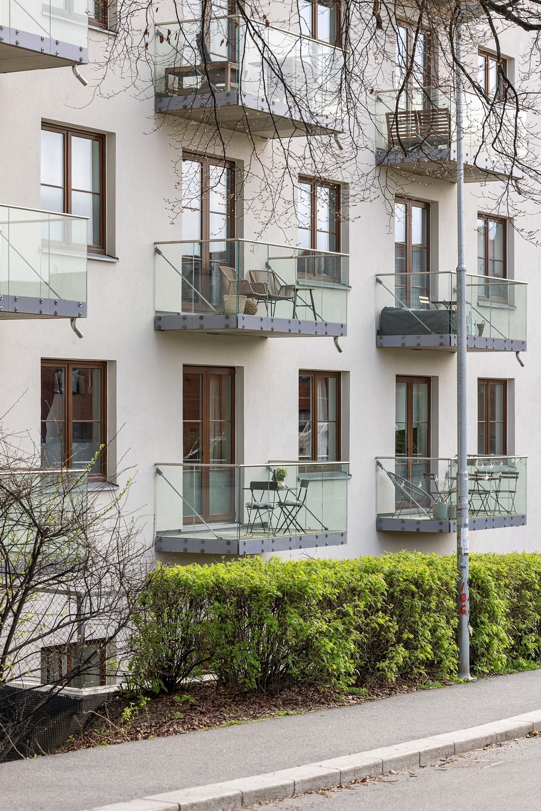 Balkongen er utført med rekkverk i stål/aluminium og innfelt glass Galleribilde