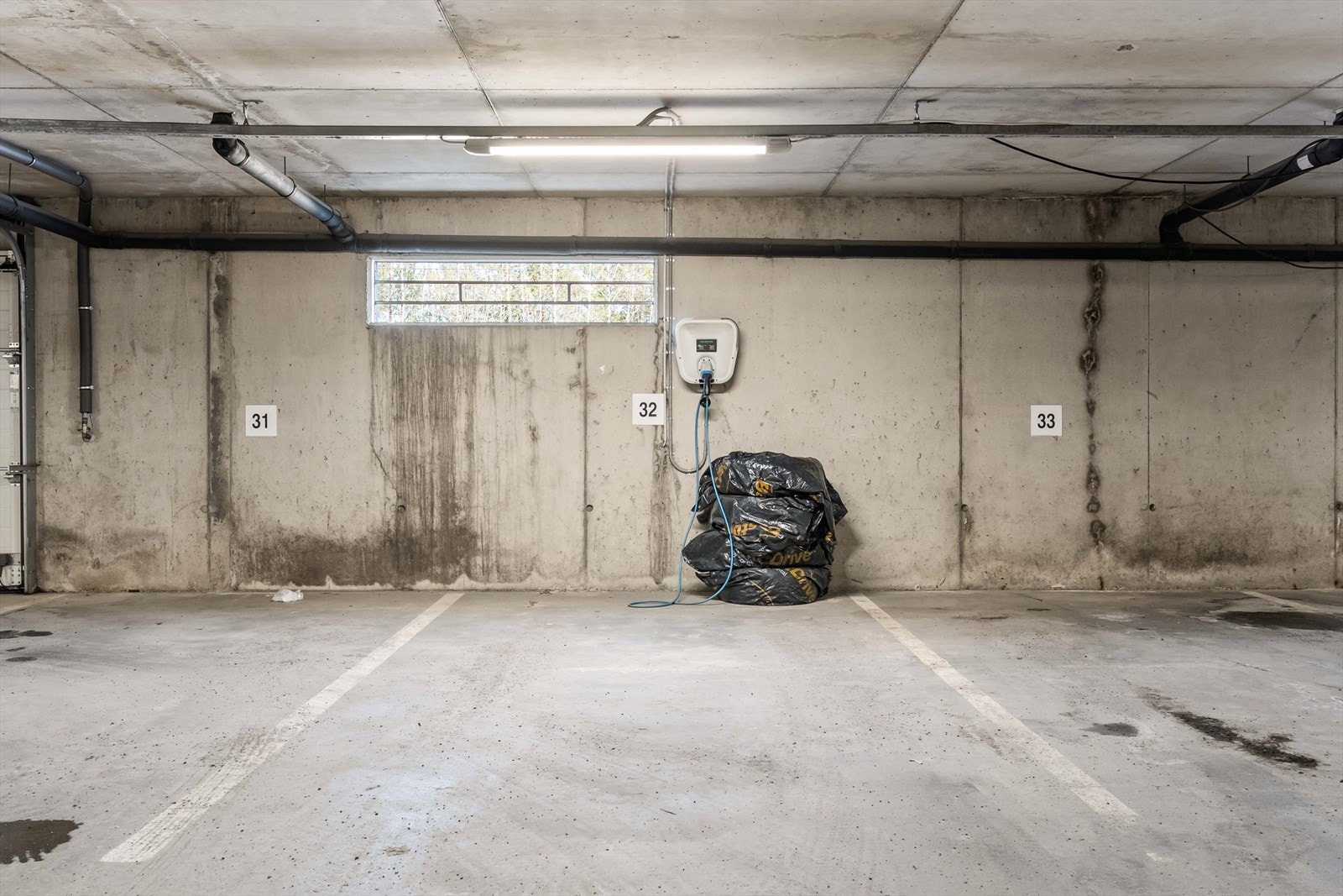 Boligen disponerer en parkeringsplass i felles garasjekjeller. Galleribilde