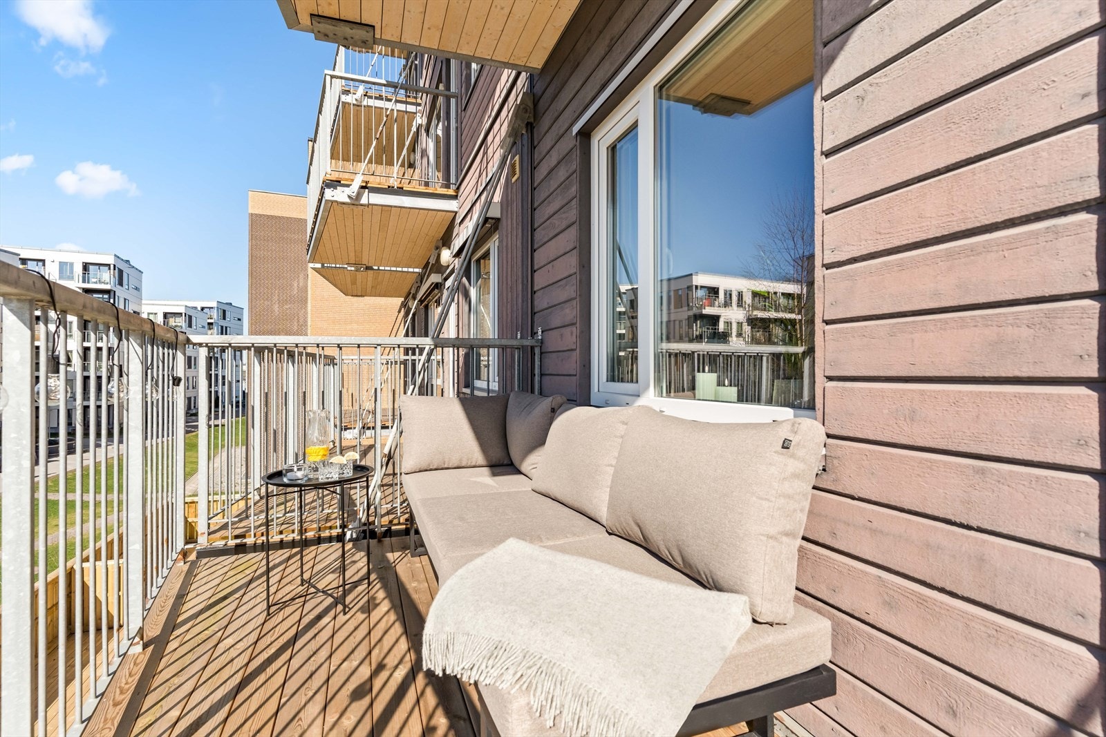 En flott balkong med god boltreplass til både festmåltider og avslappende sommerkvelder i godt lag! Galleribilde