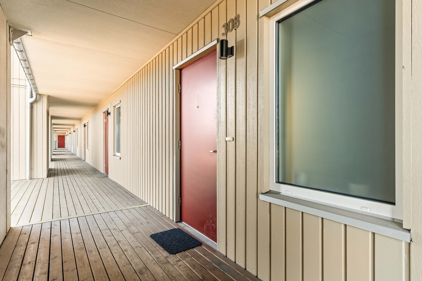 Fra leiligheten kommer man ut til en pen svalgang med belysning. Galleribilde