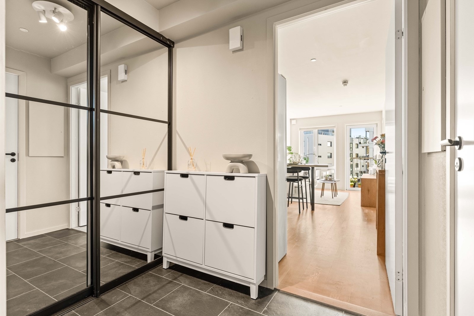 Vel inne blir man møtt av en romslig gang med en stor skyvedørsgarderobe - perfekt for å henge fra seg yttertøy. Galleribilde