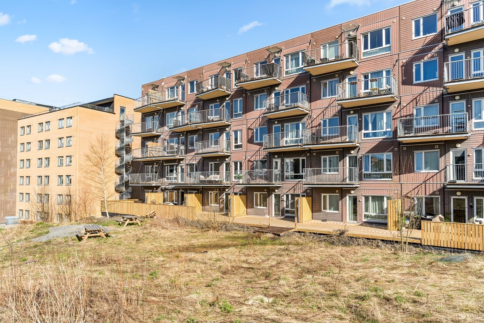 Eiendommen ligger i et meget sentralt, attraktivt boligområde rett utenfor Lillestrøm sentrum. Galleribilde