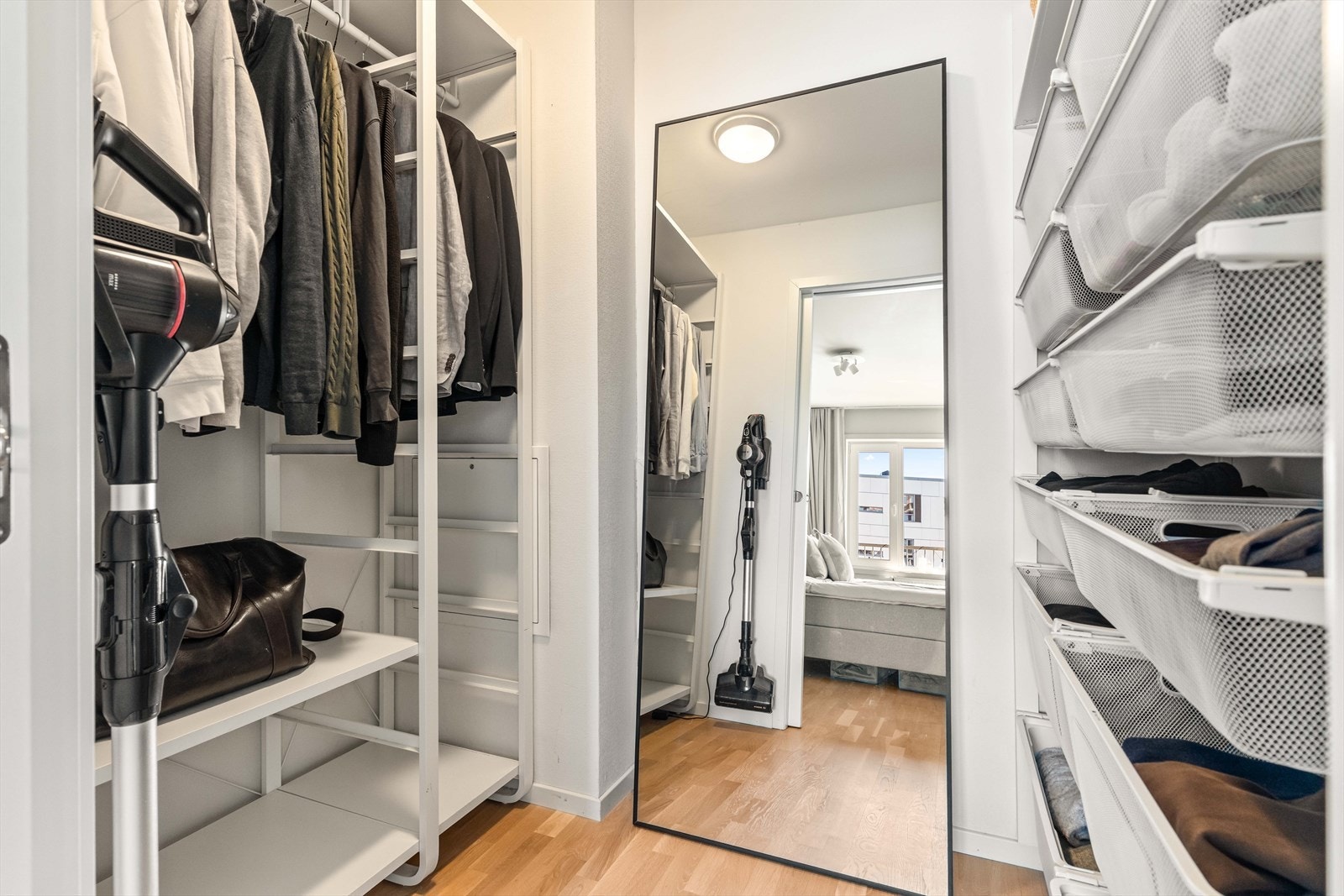 Fra soverommet kommer man inn til et romslig walk-in med god oppbevaringsplass. Galleribilde