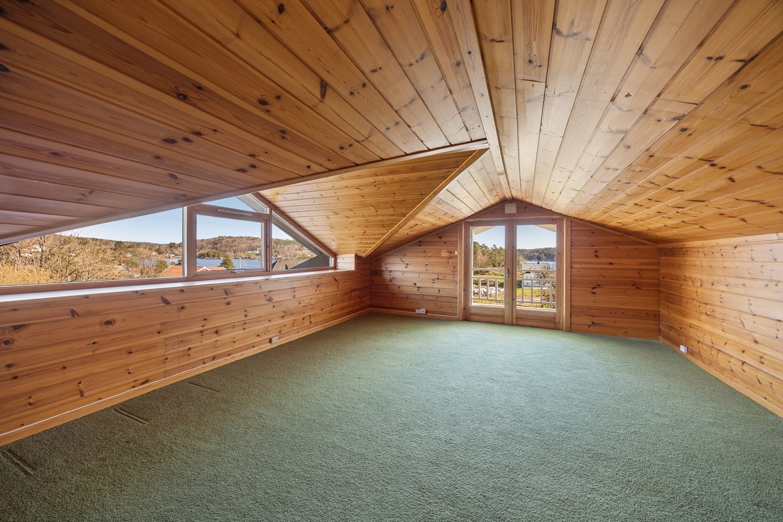 Loftstue i 3. etg. med utgang til balkong. Galleribilde