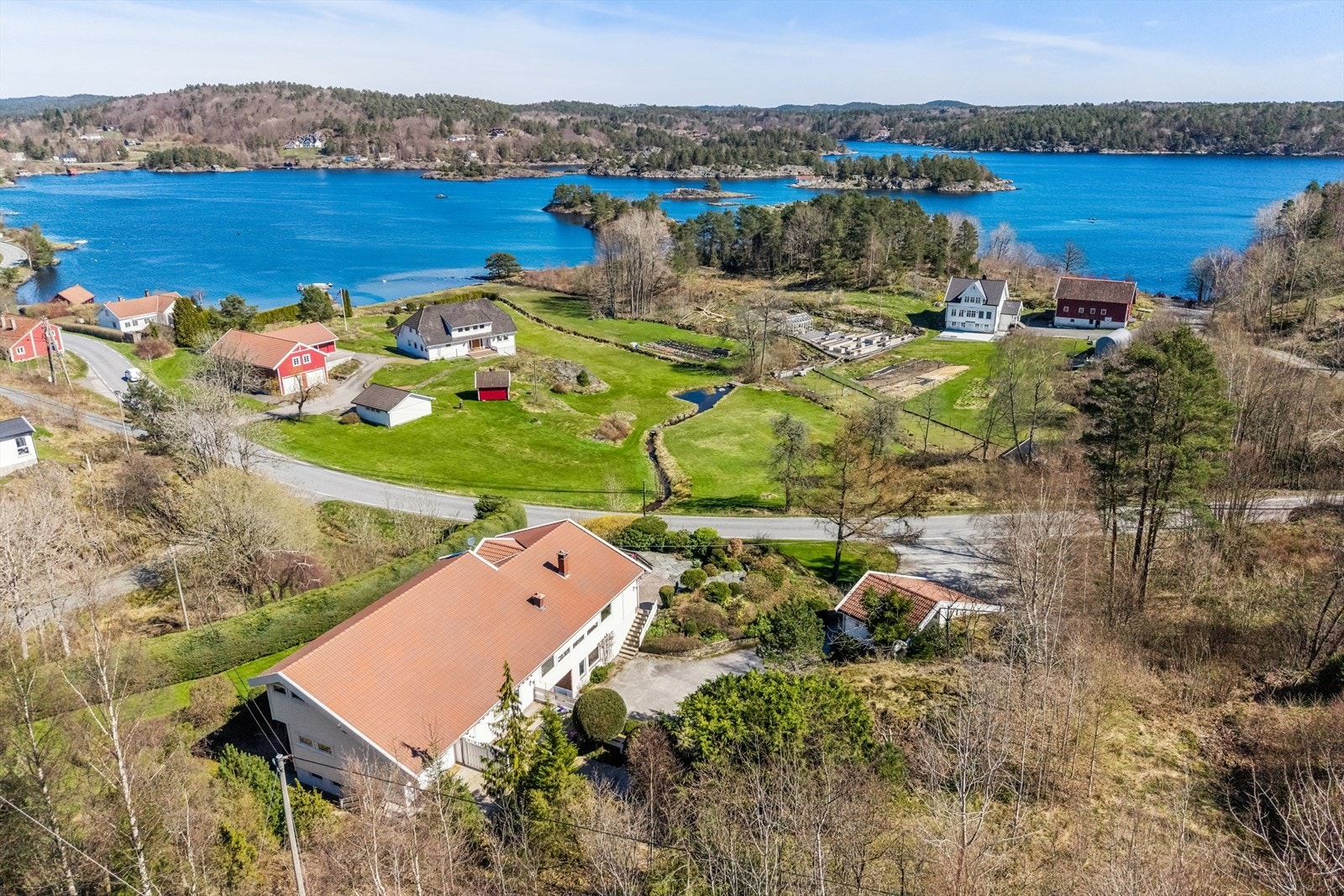 Fra boligen er det 5 minutters gange til friområder og badeplass ved sjøen. Galleribilde