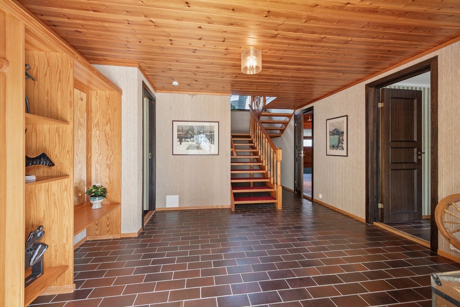 Velkommen inn i en romslig hall med trapp til 2. etg. og dør til bassengområde. Galleribilde