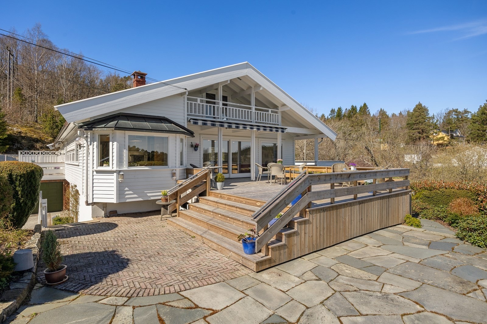 Stor terrasse ut fra stue og kjøkken. Galleribilde