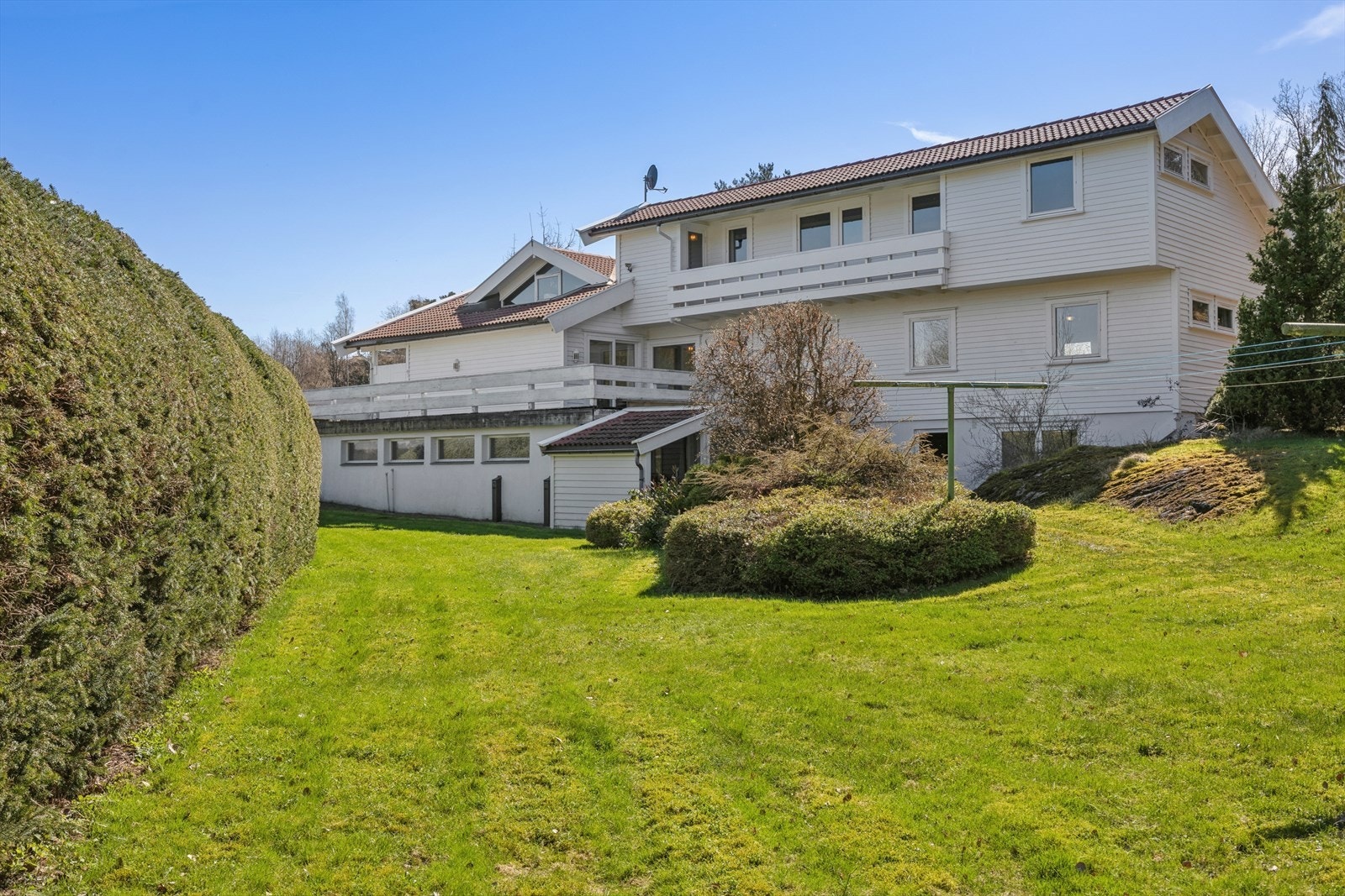 Den usjenerte og barnevennlige hagen med gode solforhold og redskapsbod. Galleribilde