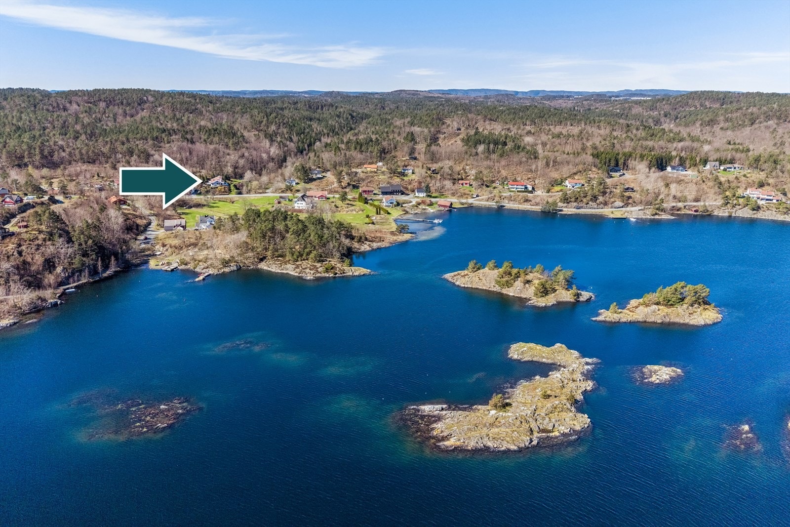 Det er fine friområder i nærheten av boligen og med båt er det kort avstand til flere fine holmer både i Vesterhusfjorden og innerst i Kvåsefjorden. Galleribilde