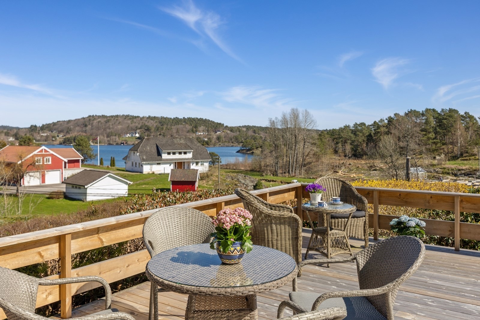 Utsikten fra stue, kjøkken og terrasse. Galleribilde