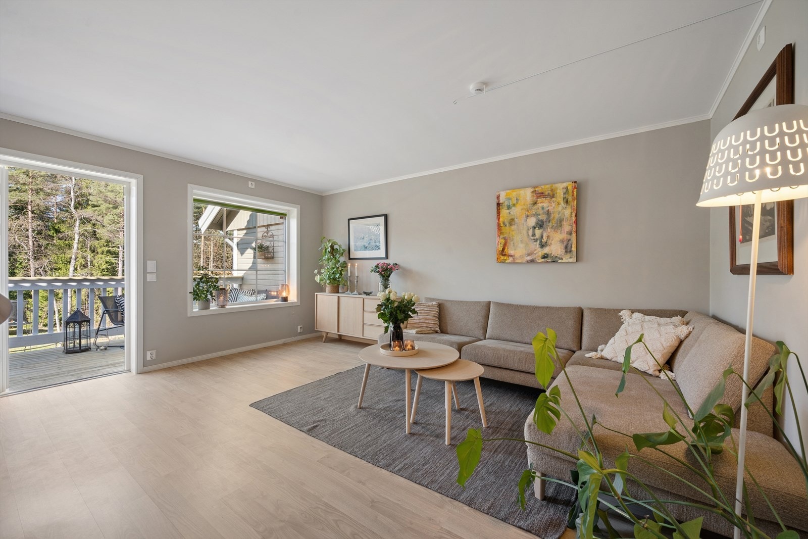 Fra stuen er det utgang til veranda. Her får du en fin forlengelse av stuen. Galleribilde