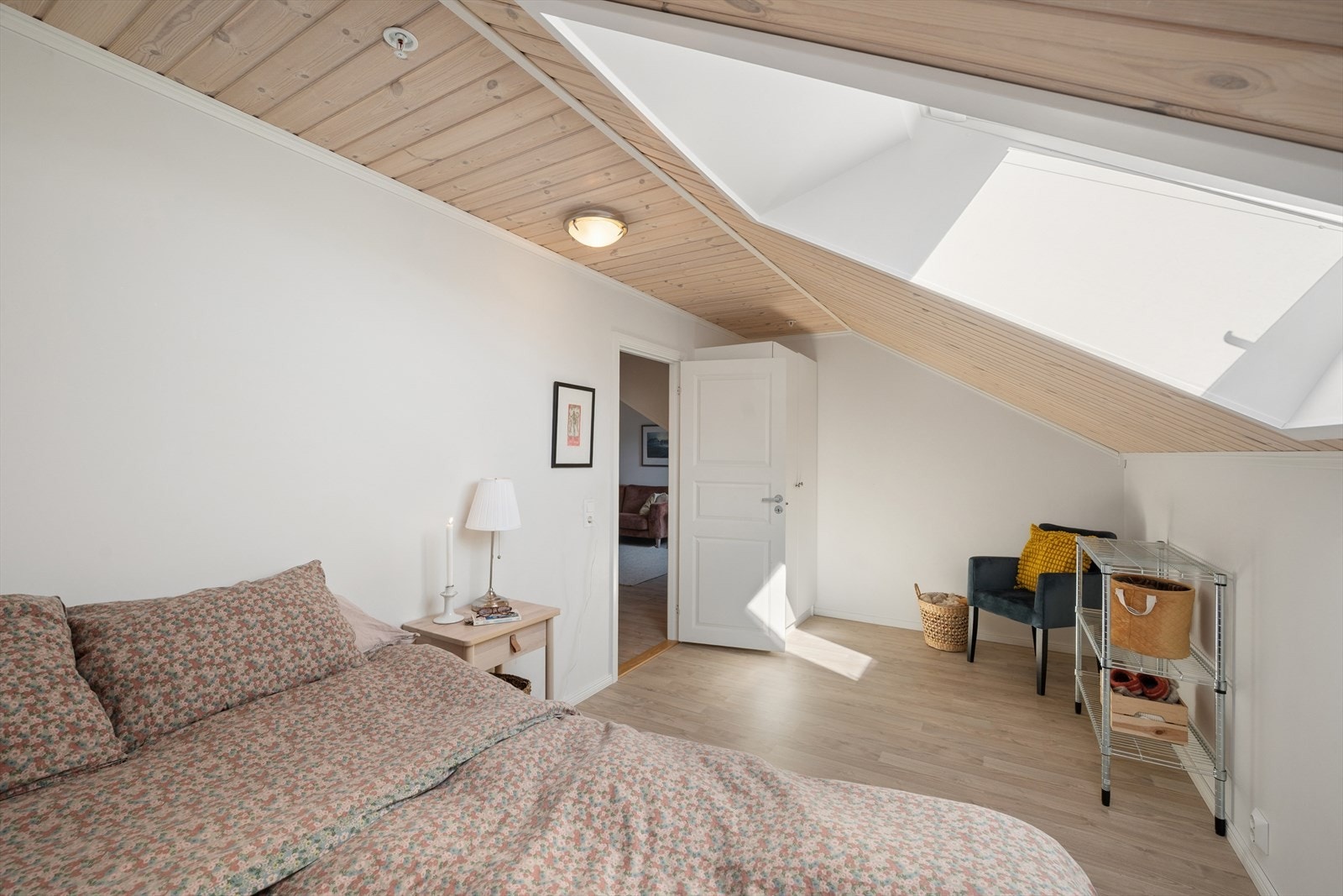 Soverom i 3. etasje med stort vindu som slipper inn rikelig med naturlig lys. Galleribilde