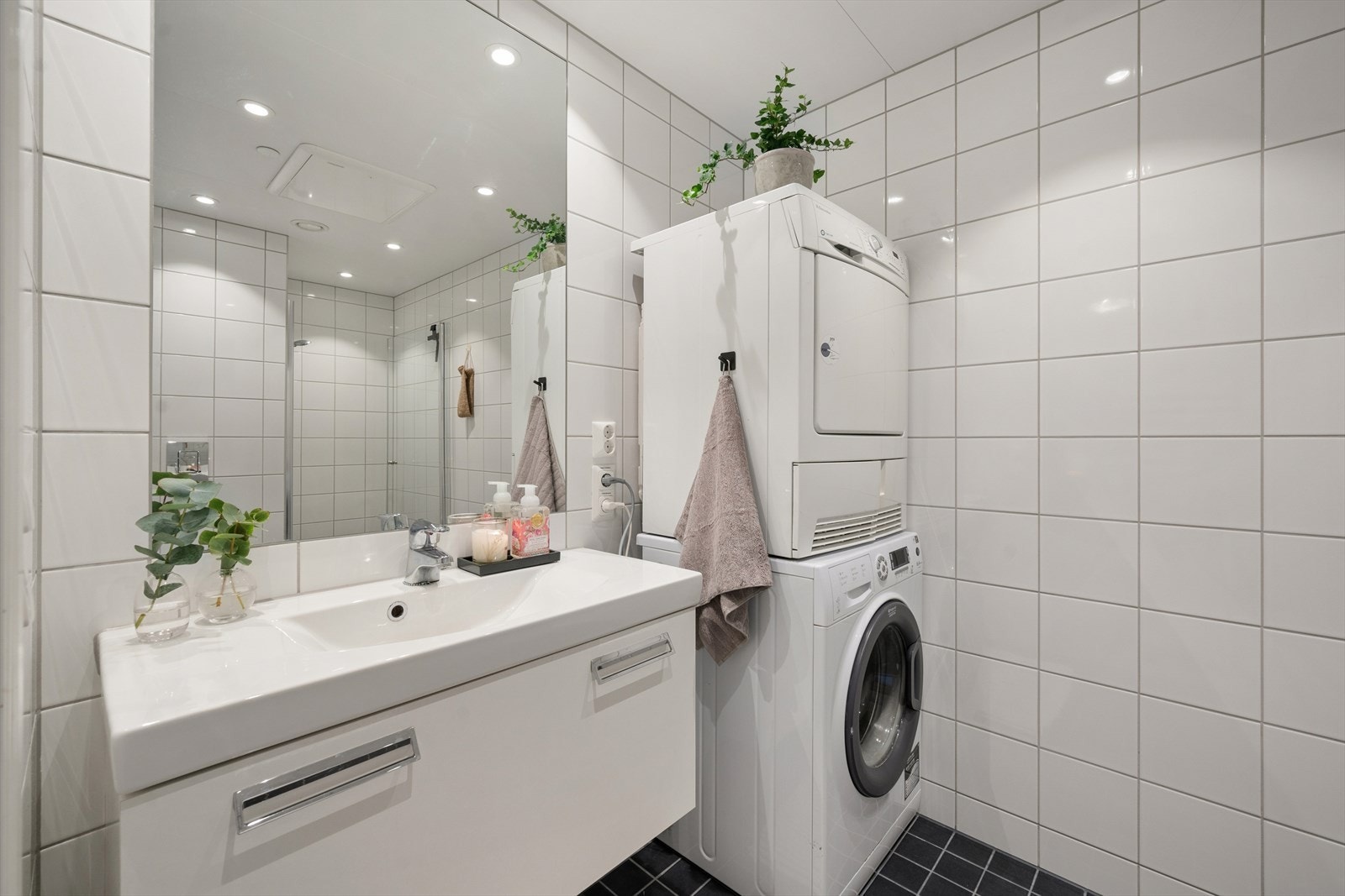 Badet er utstyrt med servant, vegghengt toalett og dusj. Det er i tillegg opplegg for vaskemaskin og tørketrommel. Galleribilde