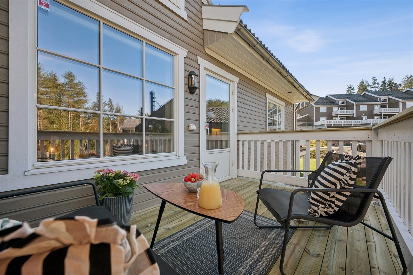 Veranda med god plass til utemøbler. Galleribilde