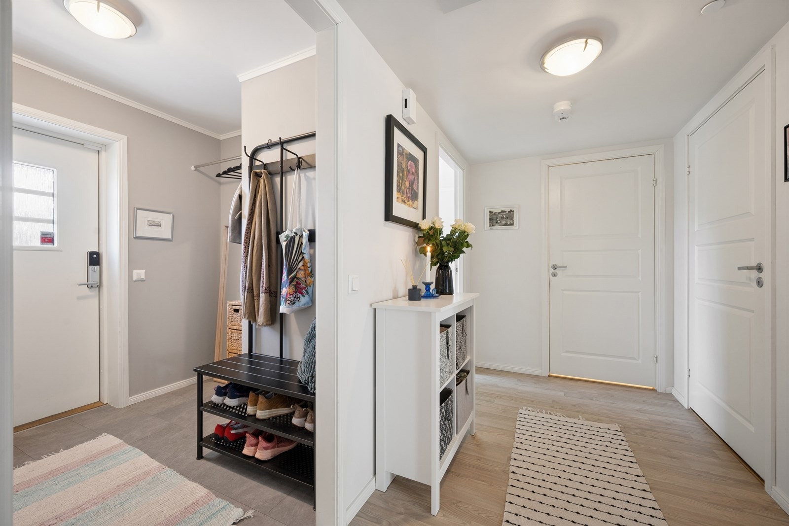 Velkommen inn i en lys og pen entré med flislagt gulv. Her er det god plass til oppbevaring av yttertøy og sko. Galleribilde