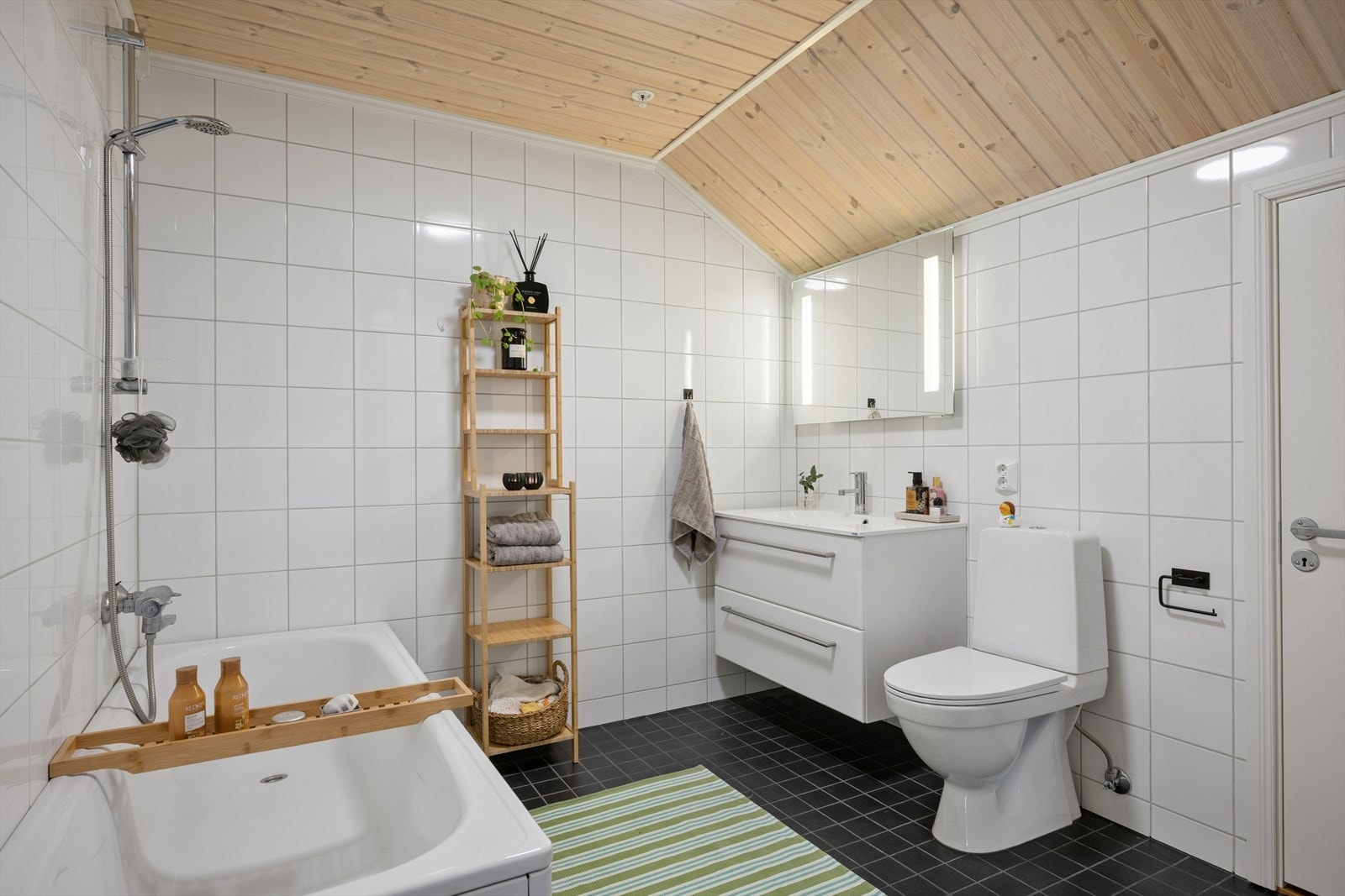 Pent flislagt bad i 3. etasje med vannbåren gulvvarme. Galleribilde