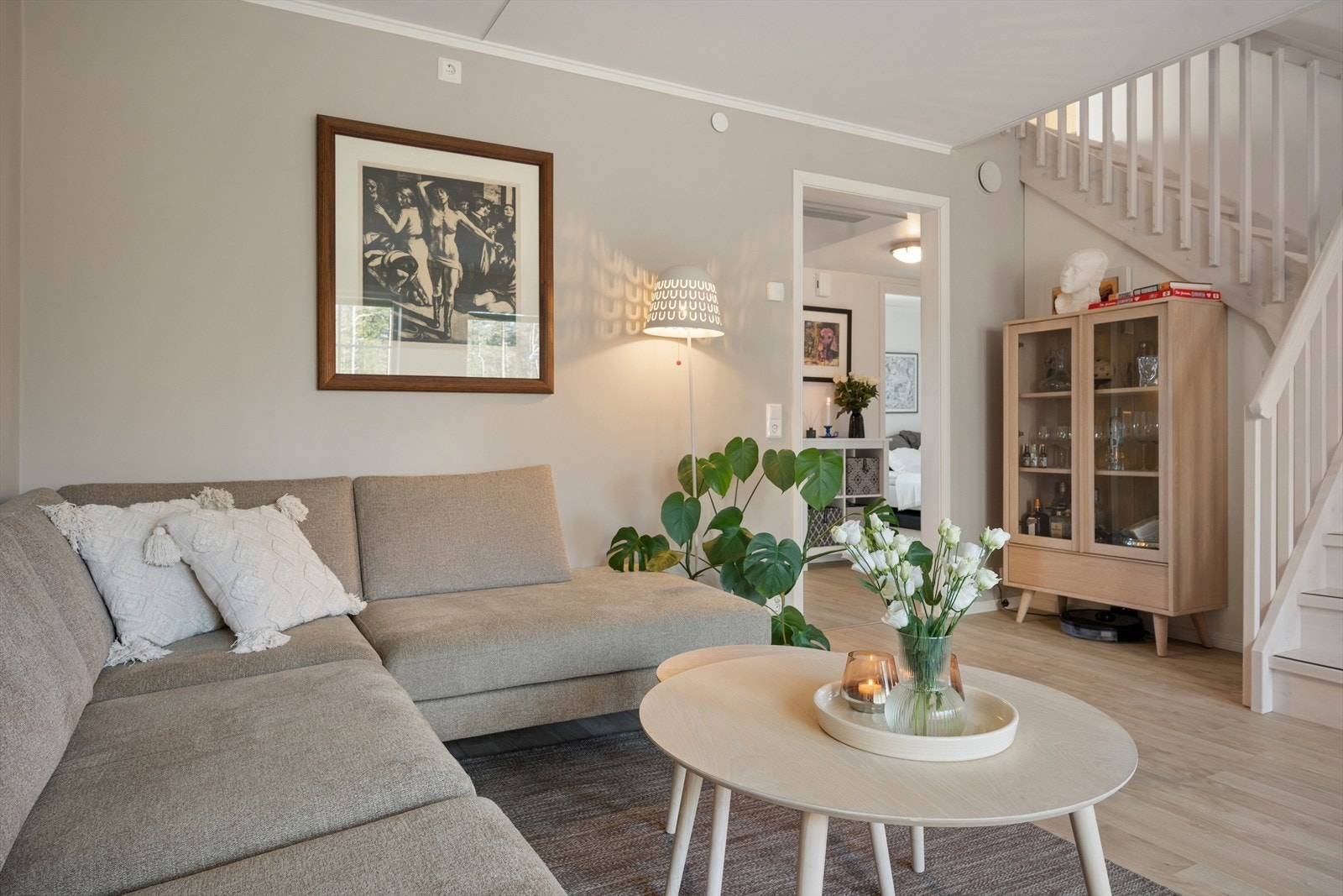 Stuen har god plass til sofagruppe og møblering etter behov. Lysmalte overflater og laminatgulv gir et helhetlig uttrykk. Galleribilde