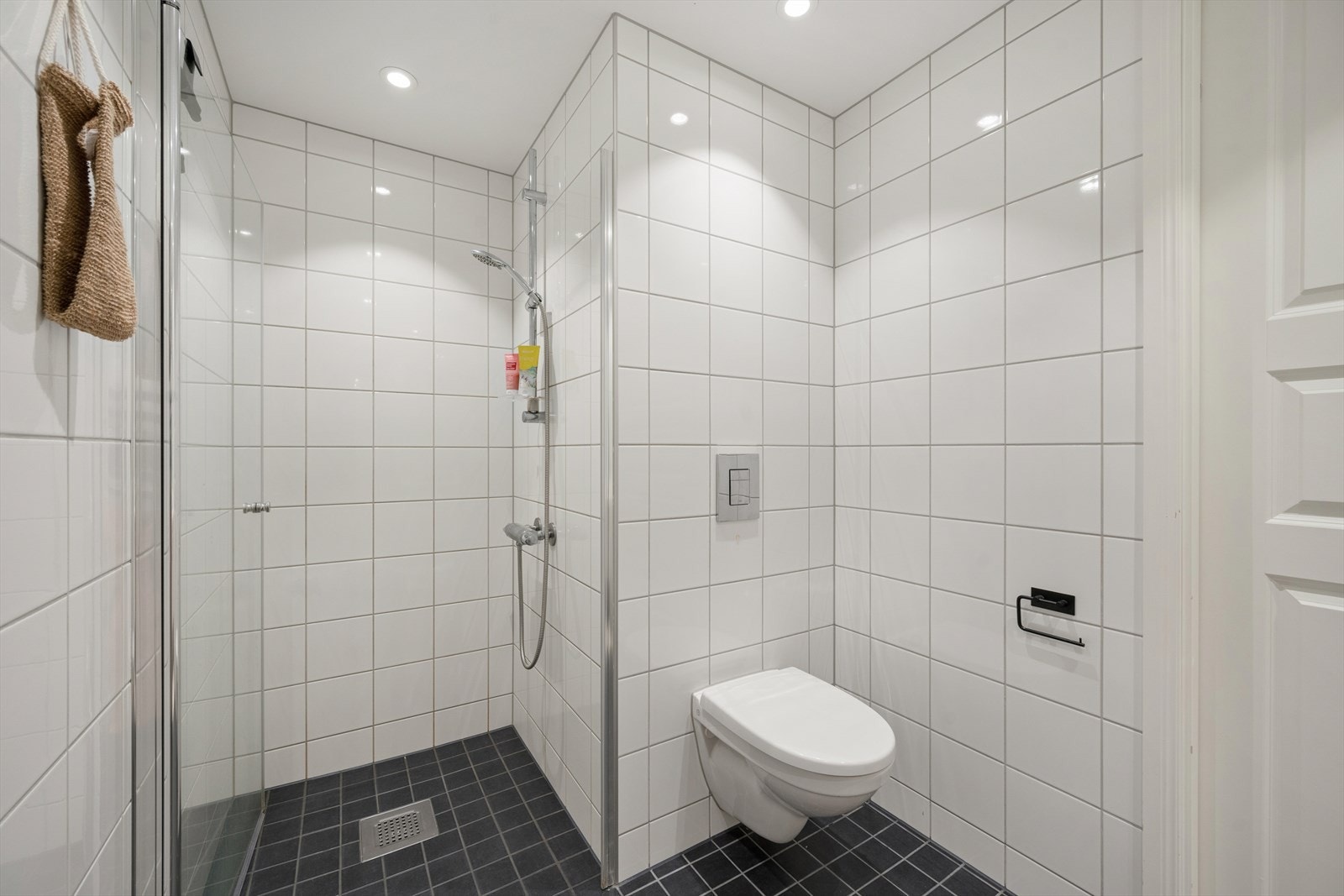 Lyst og pent flislagt bad med vannbåren gulvvarme og downlights i himlingen. Galleribilde