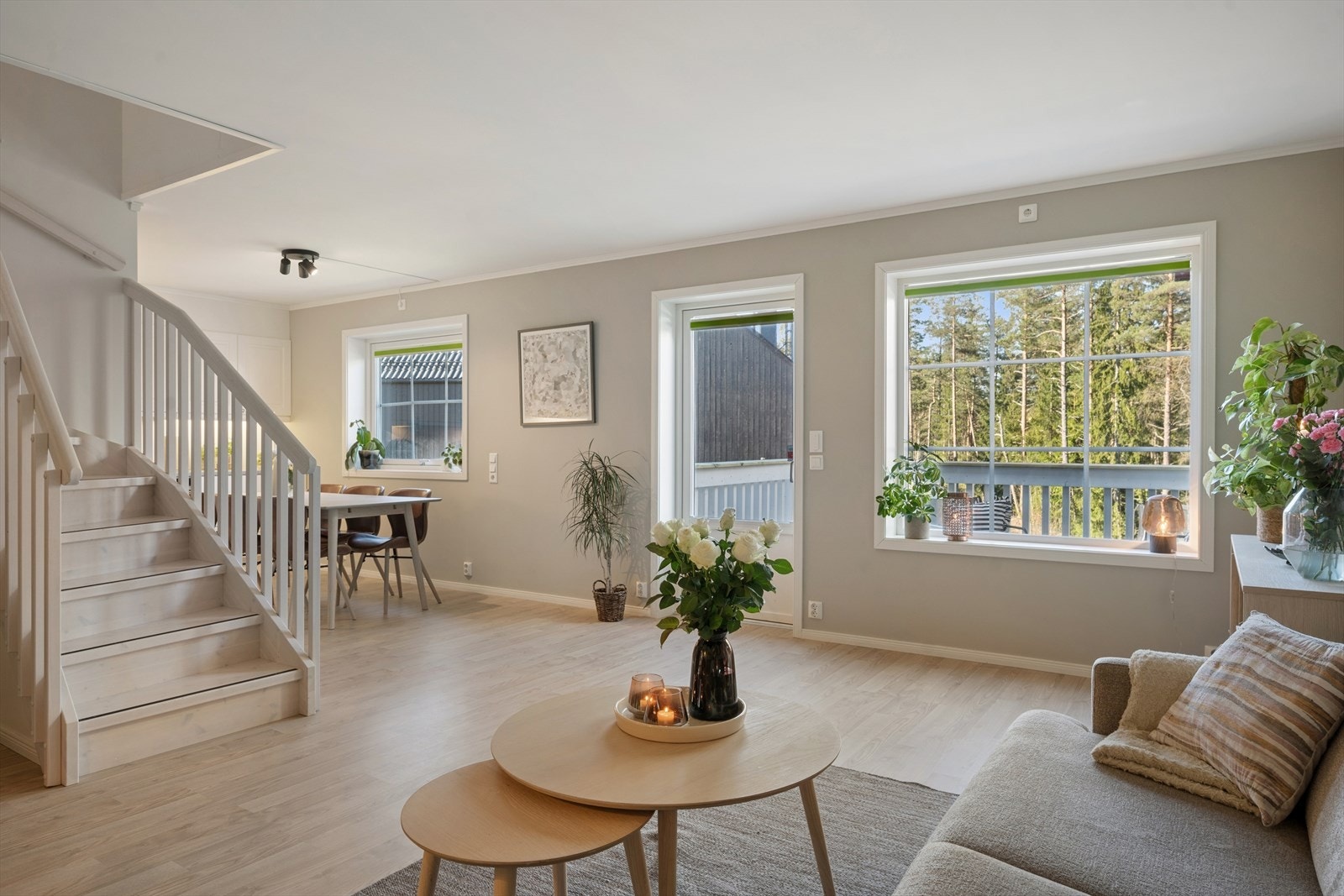Stuen har store vindusflater som slipper inn rikelig med naturlig lys. Galleribilde