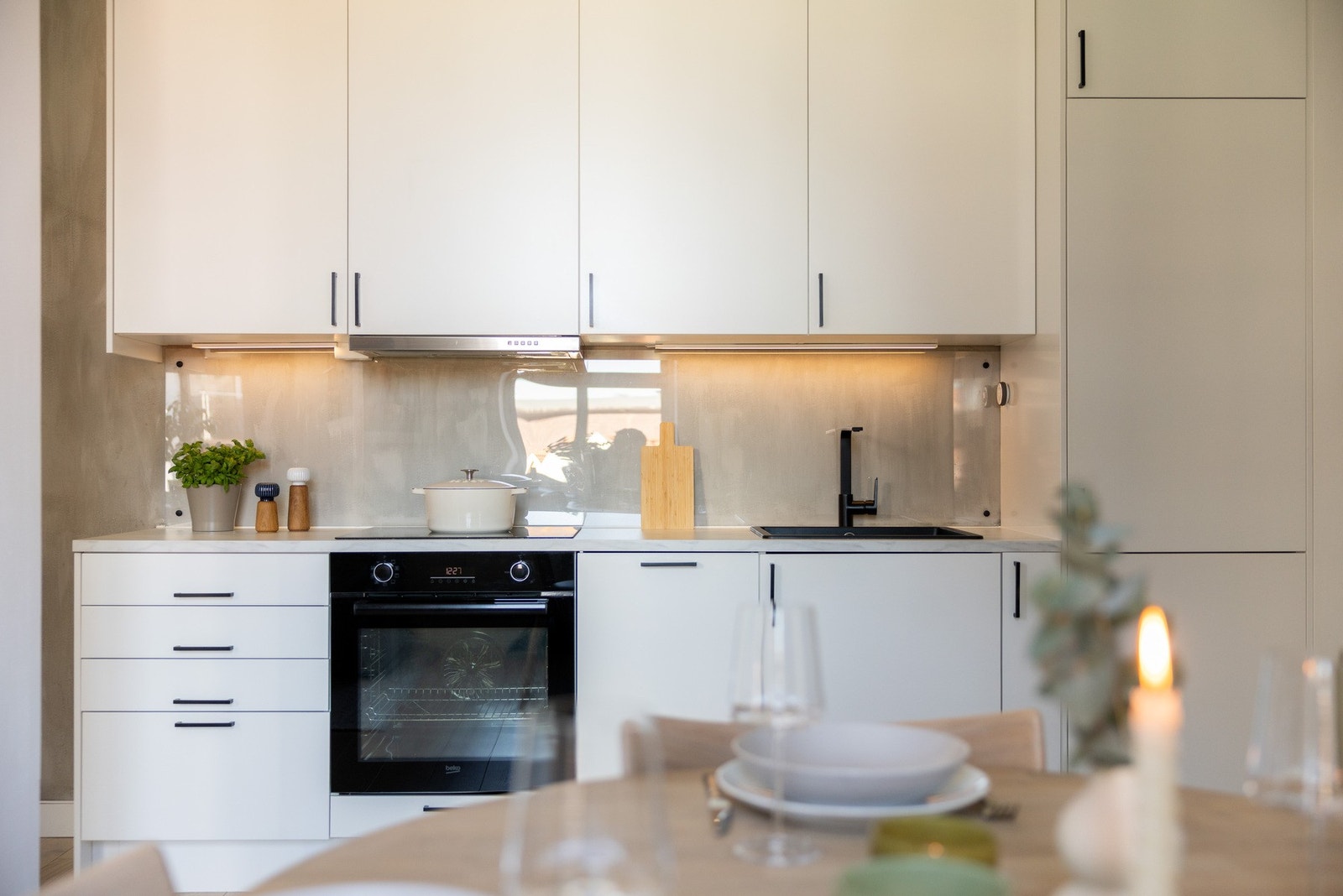Kjøkkenet er stilrent og moderne, oppgradert i 2019/2020 med innredning fra Epoq. Her får du glatte fronter og en laminat benkeplate som ble fornyet i 2023. Galleribilde