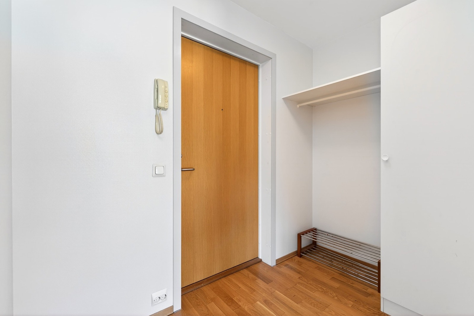 Velkommen inn - gang med god plass til oppbevaring av jakker og sko. Galleribilde
