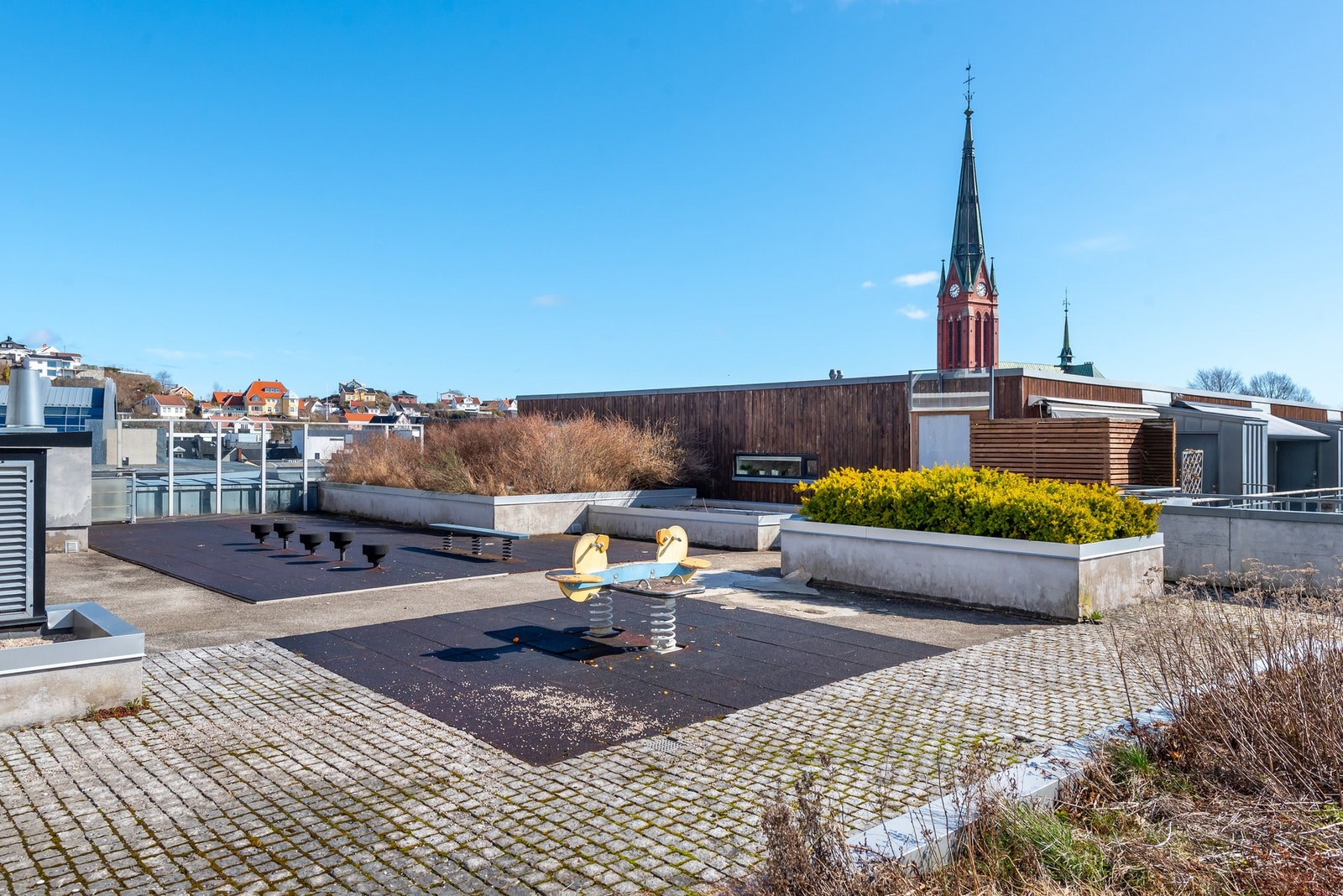 Uteområdet ved leiligheten. Beliggenheten midt i byen gjør at man har gangavstand til alt ! Galleribilde