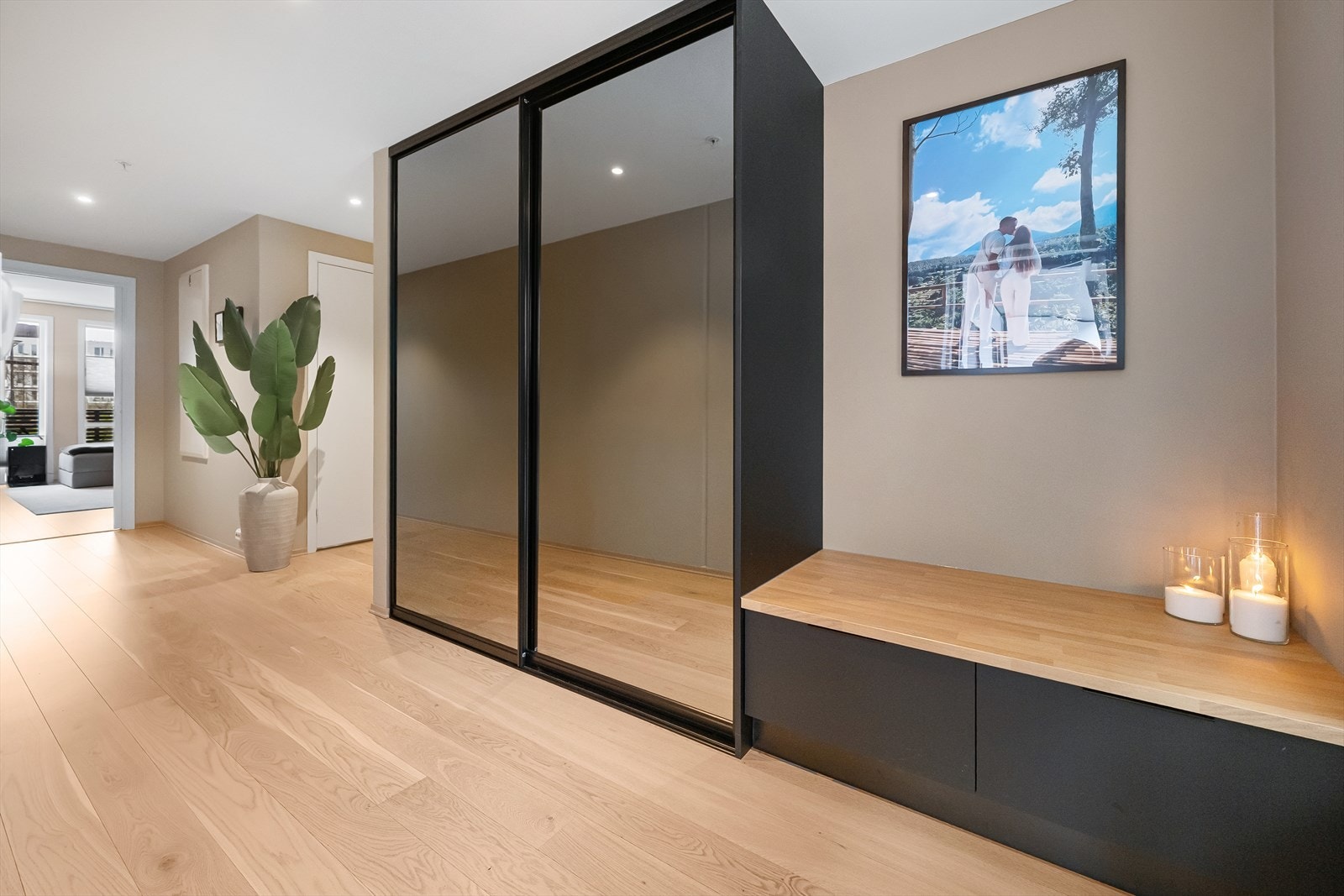 Ny, stor garderobe i hall Galleribilde
