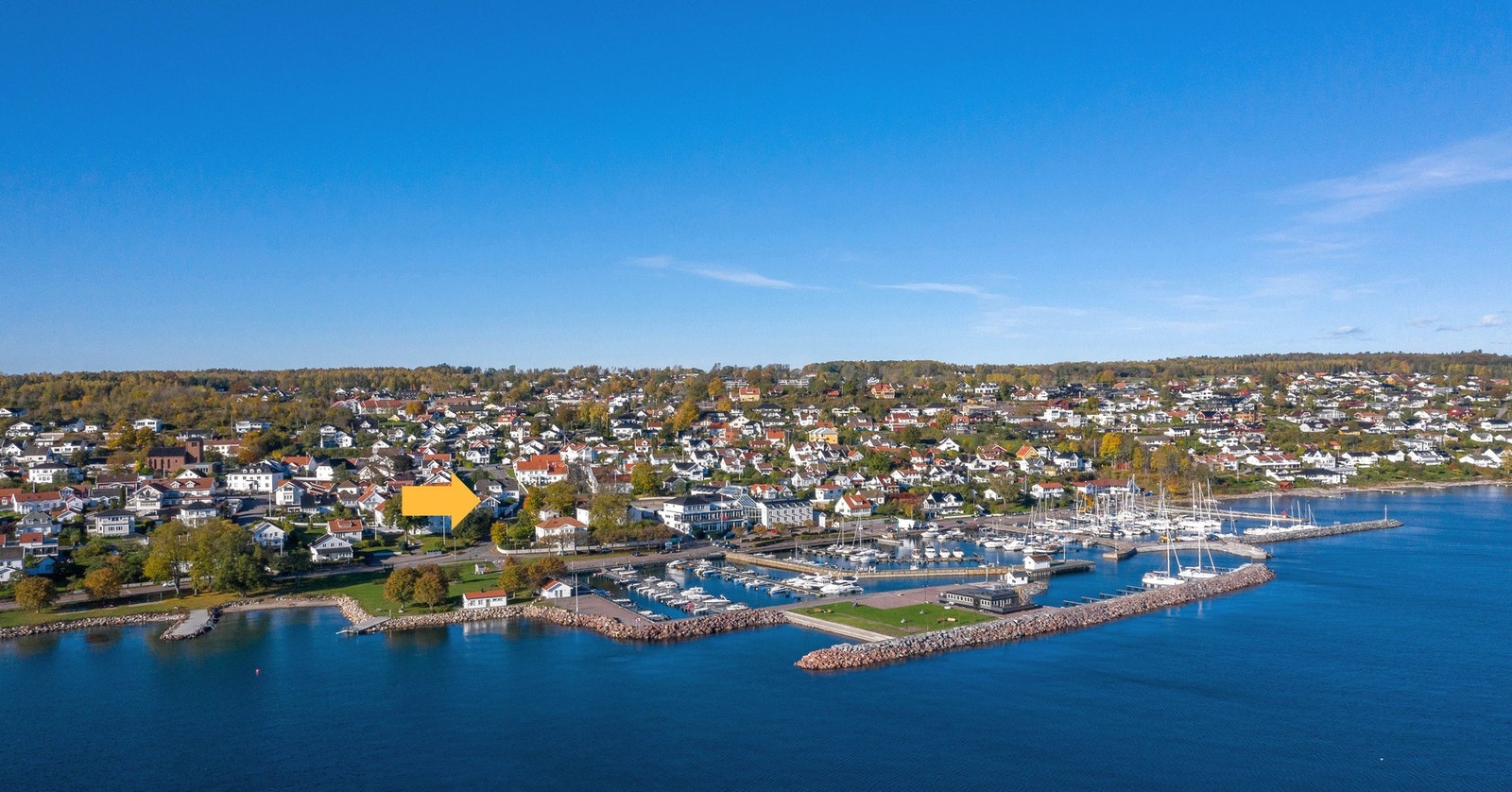 Da avslutter med et dronebilde av vakre Åsgårdstrand og Smalgangen markert med pil - velkommen Galleribilde