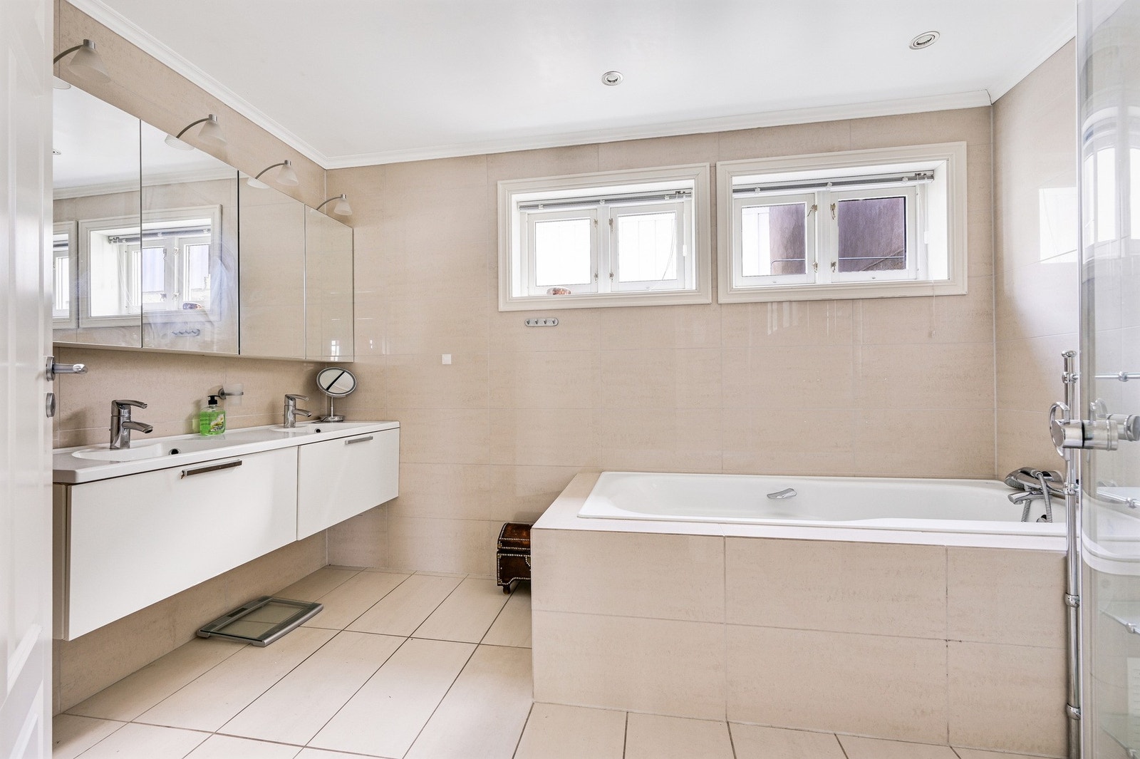 Boligen har tre pene bad - dette er badet som ligger i tilknytning til soverommene i 1. etasje Galleribilde