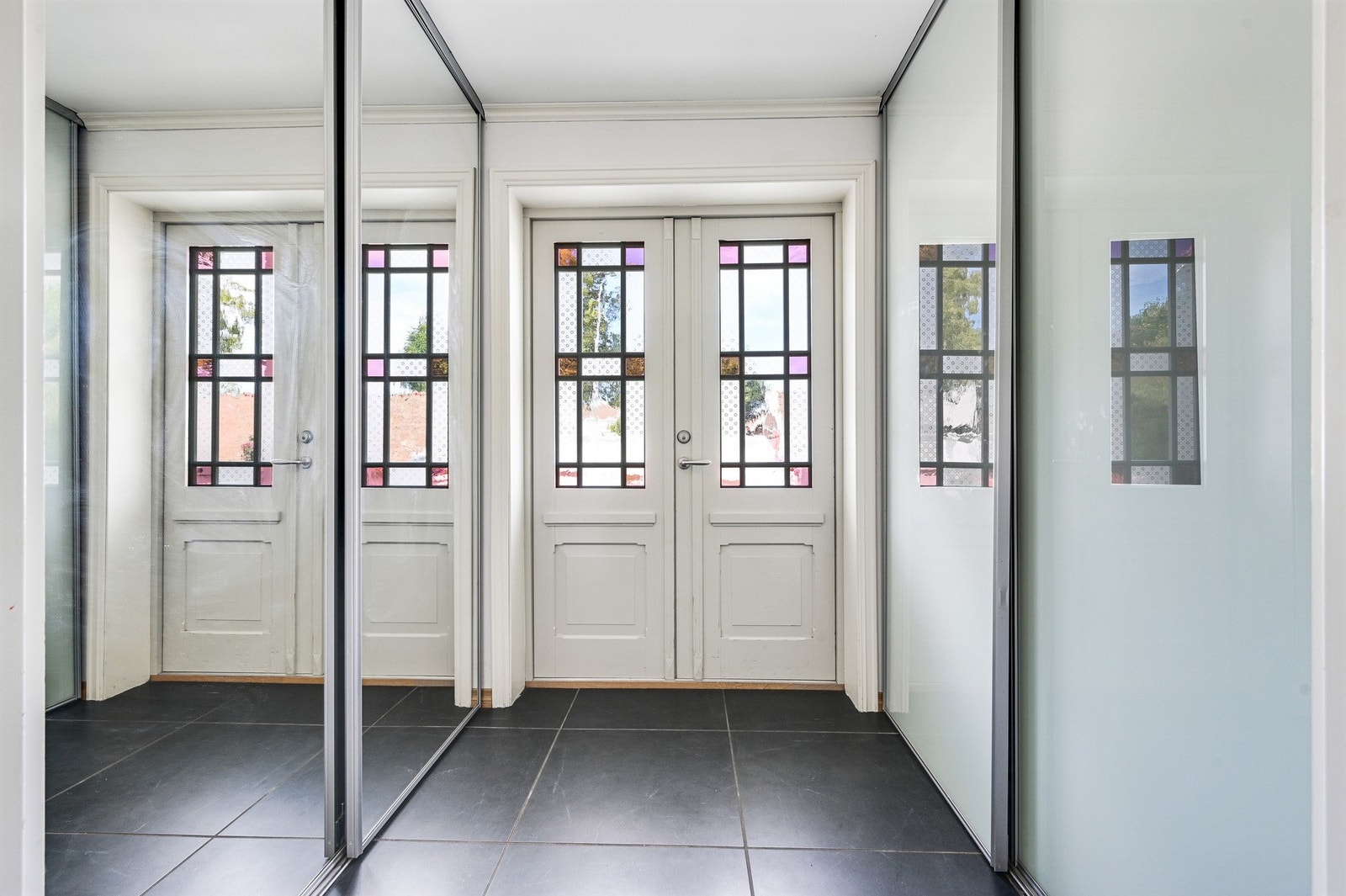 Vindfang med gulvvarme med to skyvedørsgarderobe Galleribilde
