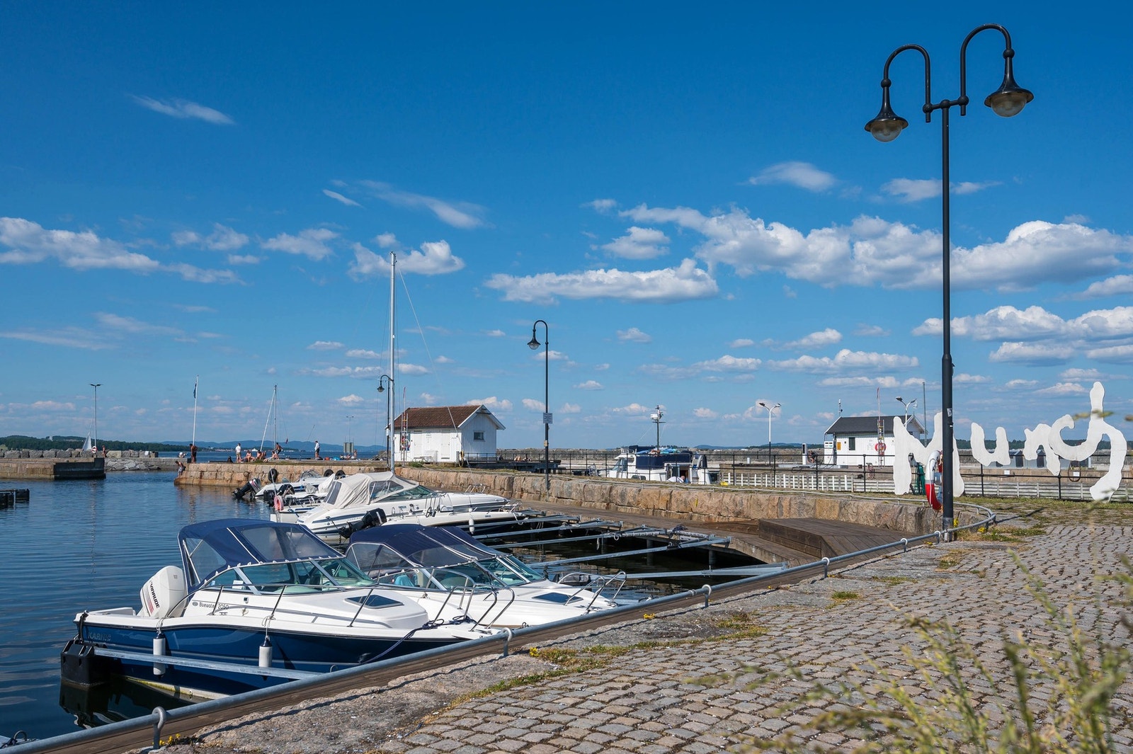 Sommer i Åsgårdstrand og havneområdet fortsetter bort til Munch parken Galleribilde