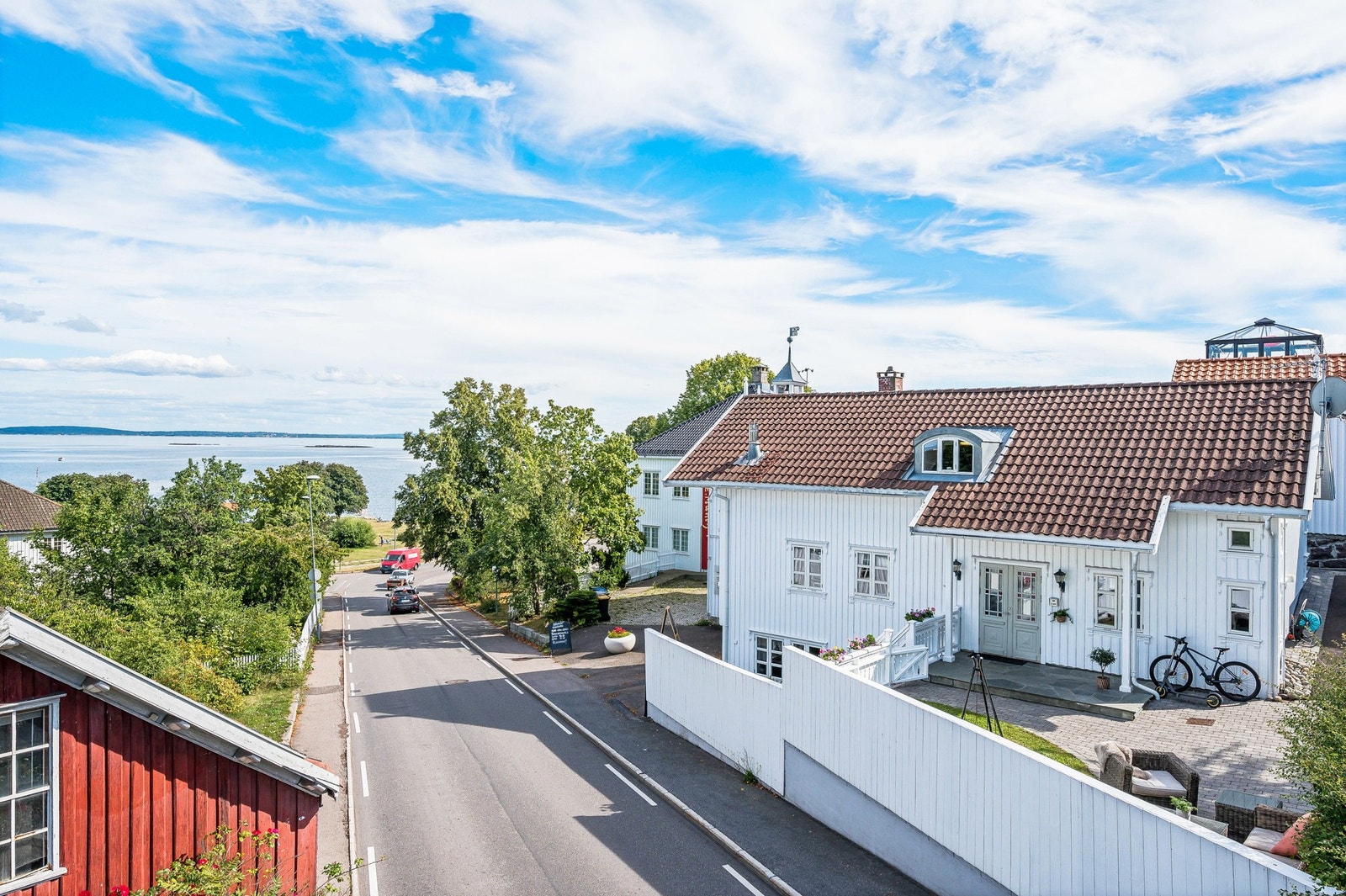 Boligen ligger i den eldste delen av Åsgårdstrand og bare 150 meter ned bakken til Badeparken Galleribilde