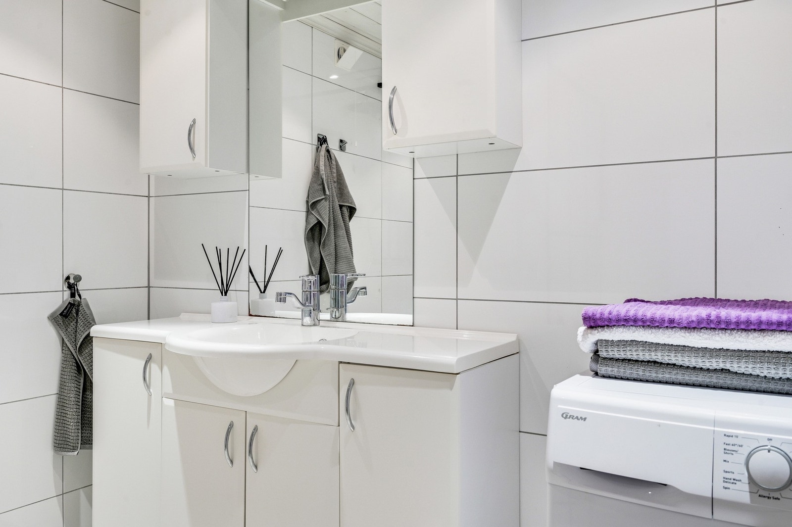 Godt med skapplass også opplegg for vaskemaskin også på dette badet Galleribilde