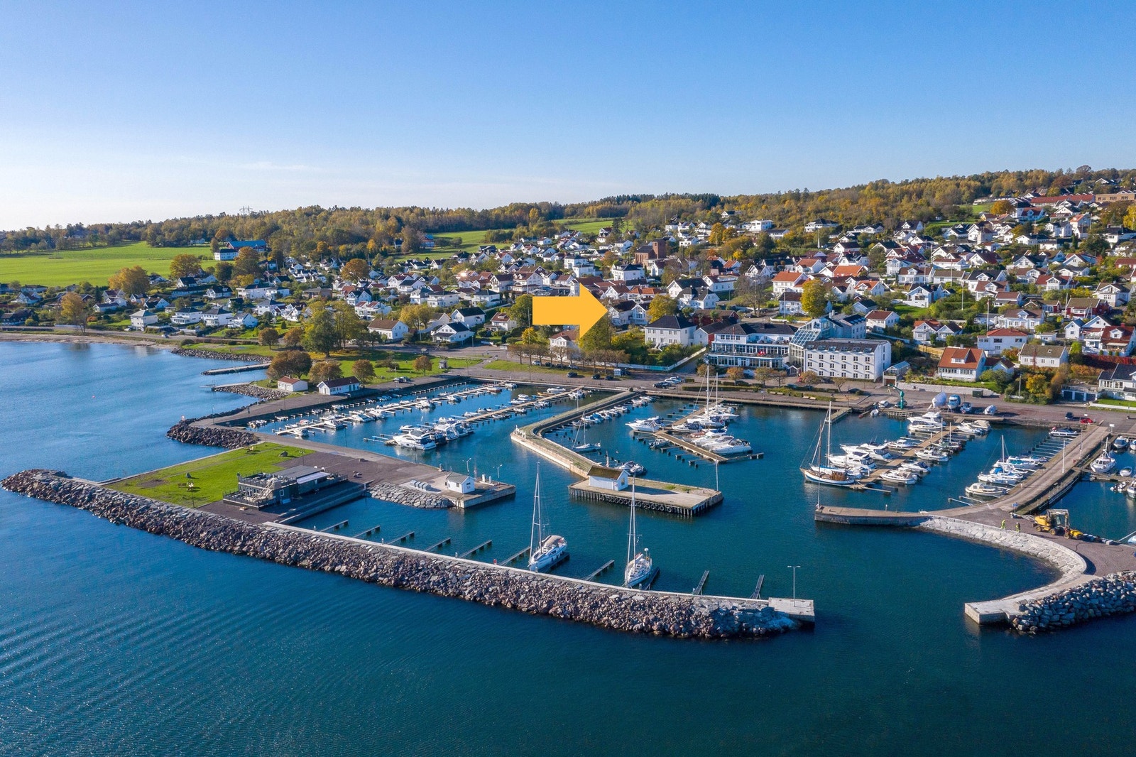 Her ser vi et dronebilde av Åsgårdstrand og som vi ser er det kort vei ned til fjorden Galleribilde