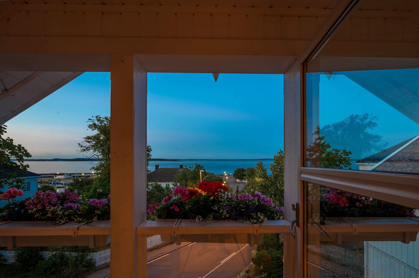 Store vindusflater og flott lys på fjorden Galleribilde